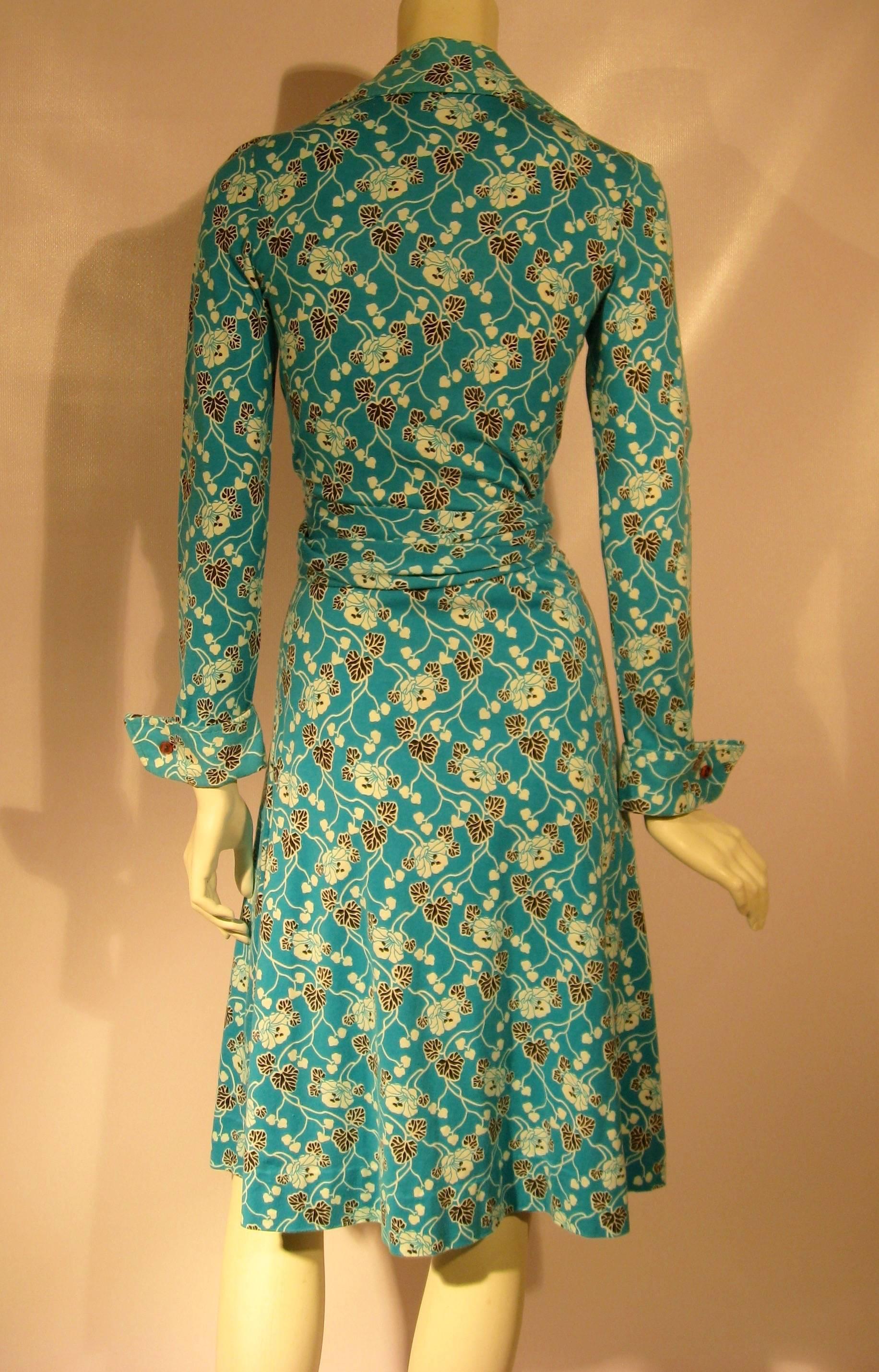 Iconic 1970s Diane von Furstenberg Turquoise Wrap Dress In Excellent Condition In Lambertville, NJ