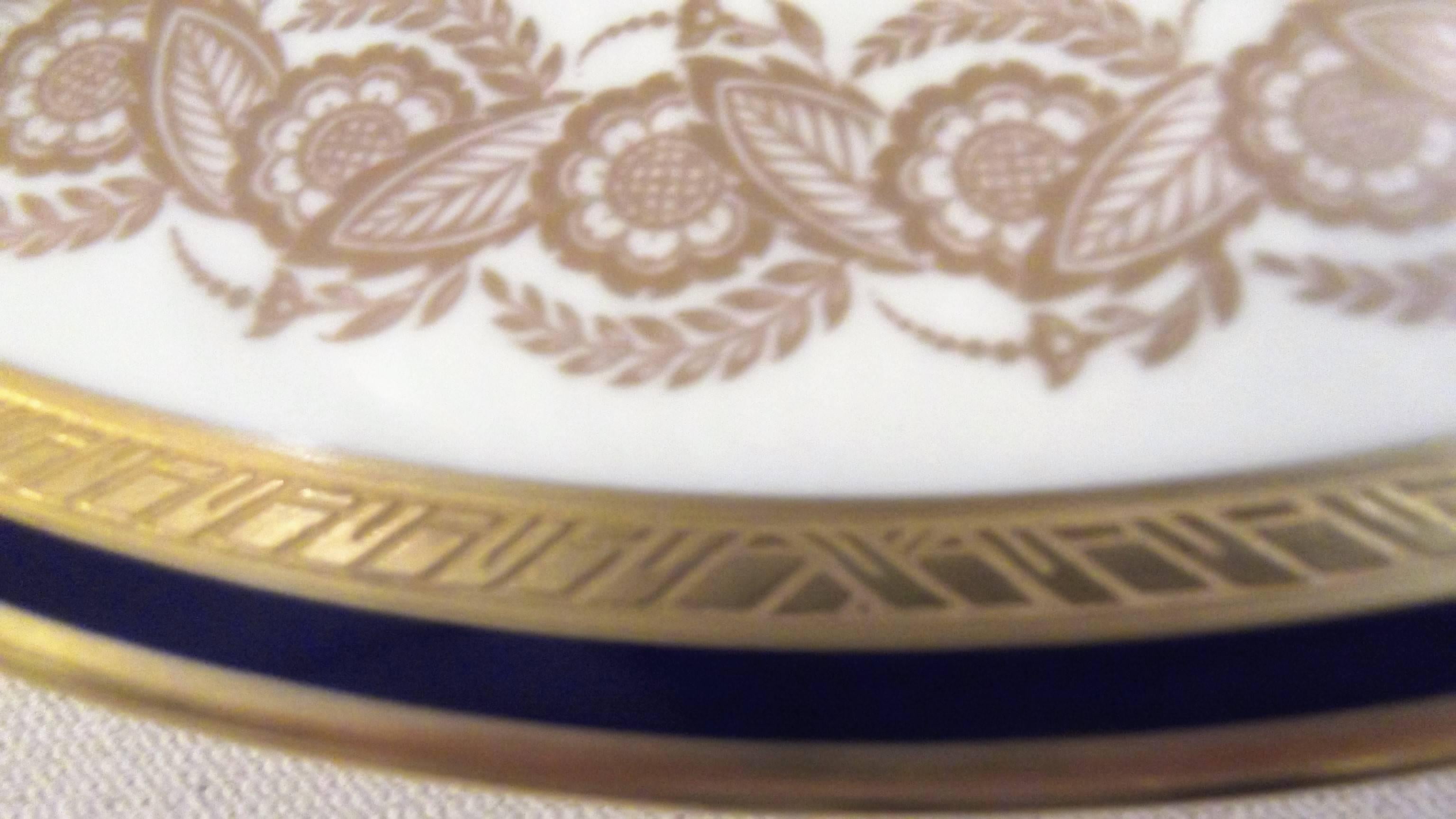 Set of 12 Cobalt Blue and Gold Cabinet Plates In Excellent Condition In Lambertville, NJ