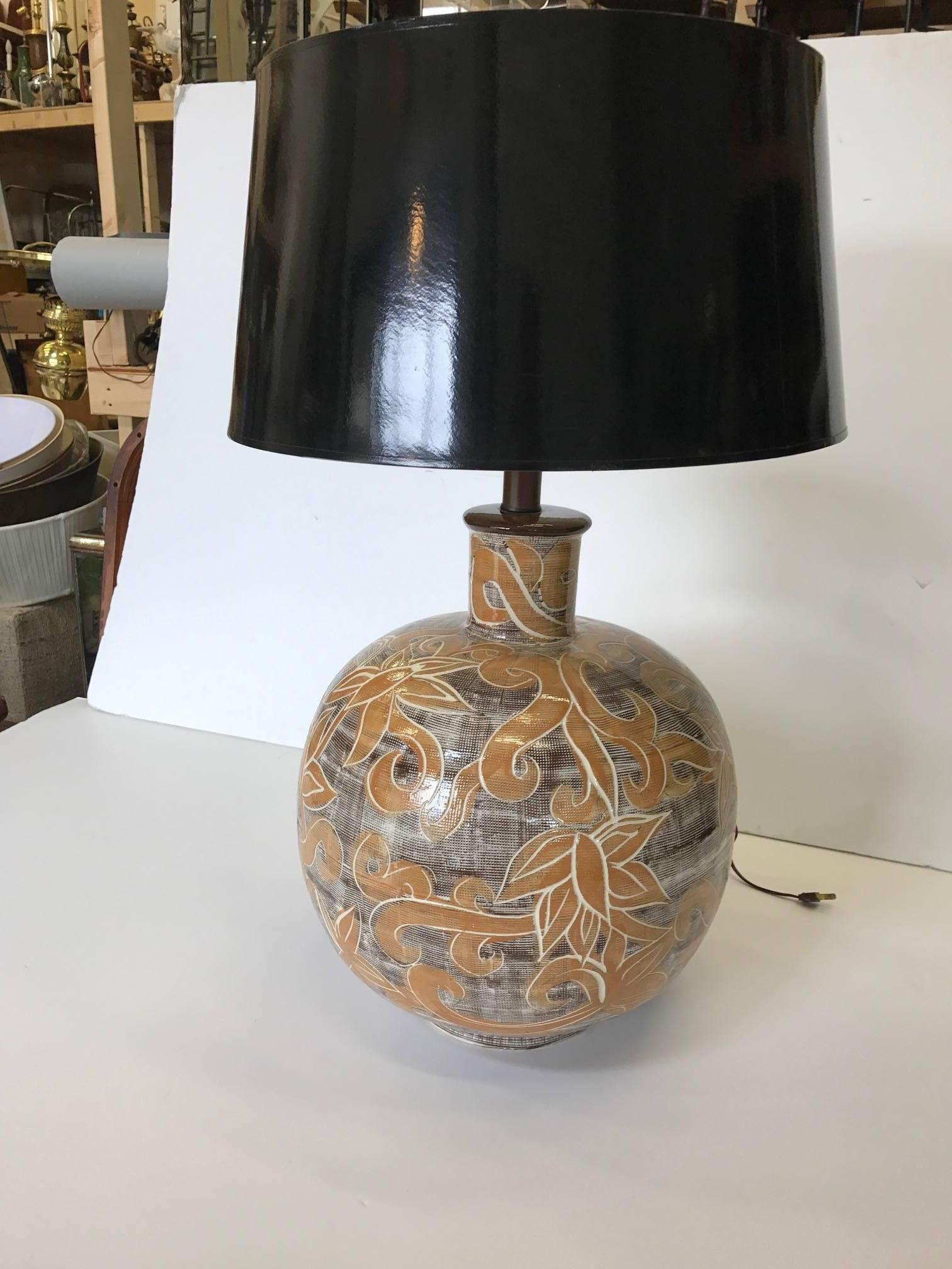 Vibrant Mid-Century Modern ceramic lamp. The large bulbous shape with abstract floral decoration and caved outline set off on a taupe-gray textured background. The shade is for photographic purposes only and not included with this lamp.
Measures: 32