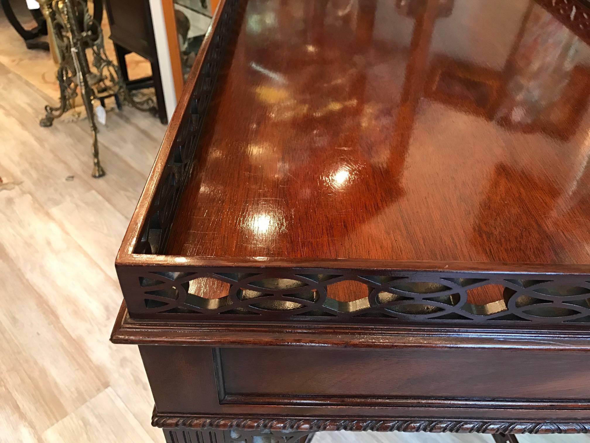 Kittinger Mahogany English Chippendale Style Tea Table In Excellent Condition In Lambertville, NJ