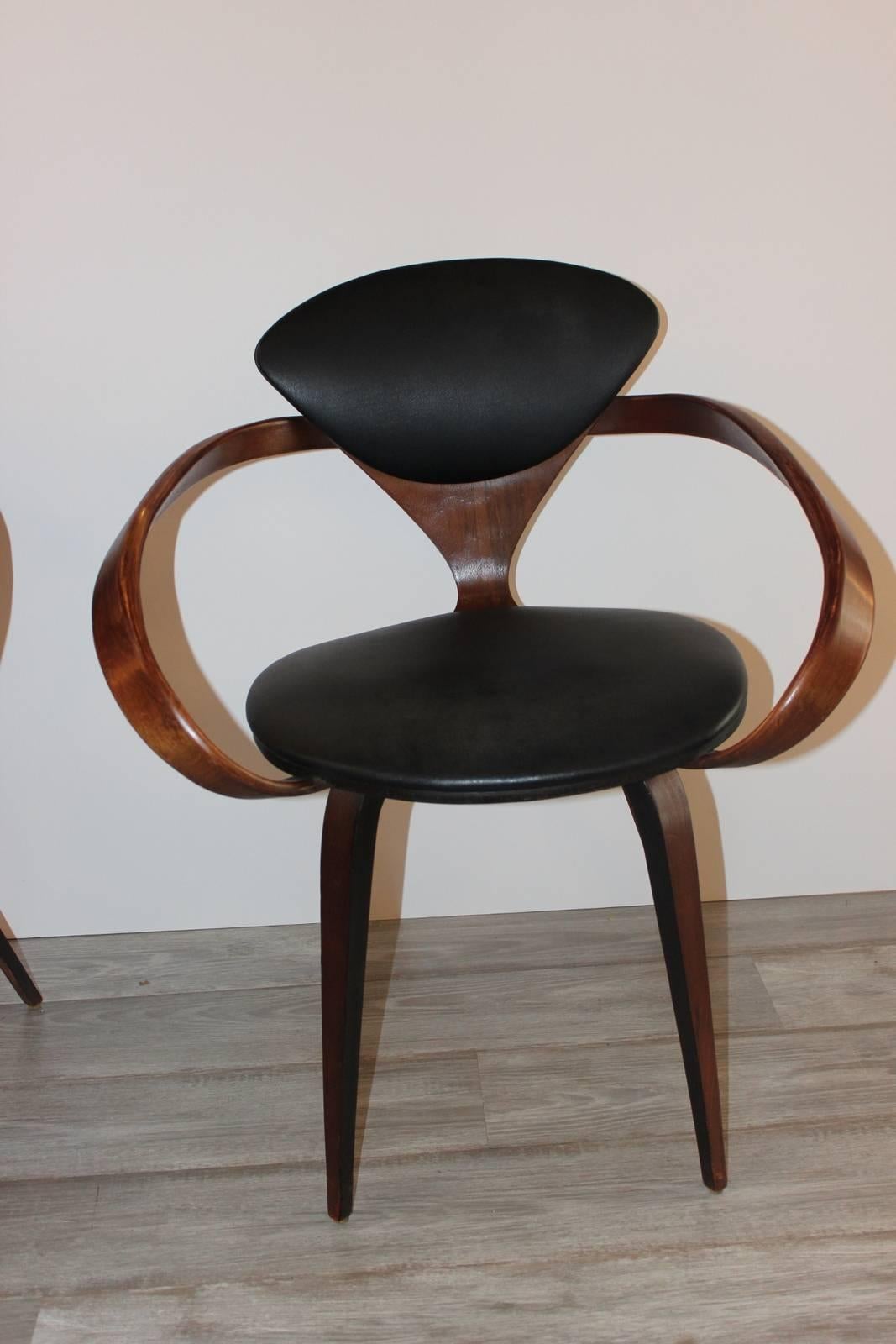 Identical Pair of Norman Cherner, Plycraft Pretzel Armchairs, circa 1963 In Excellent Condition In Lambertville, NJ