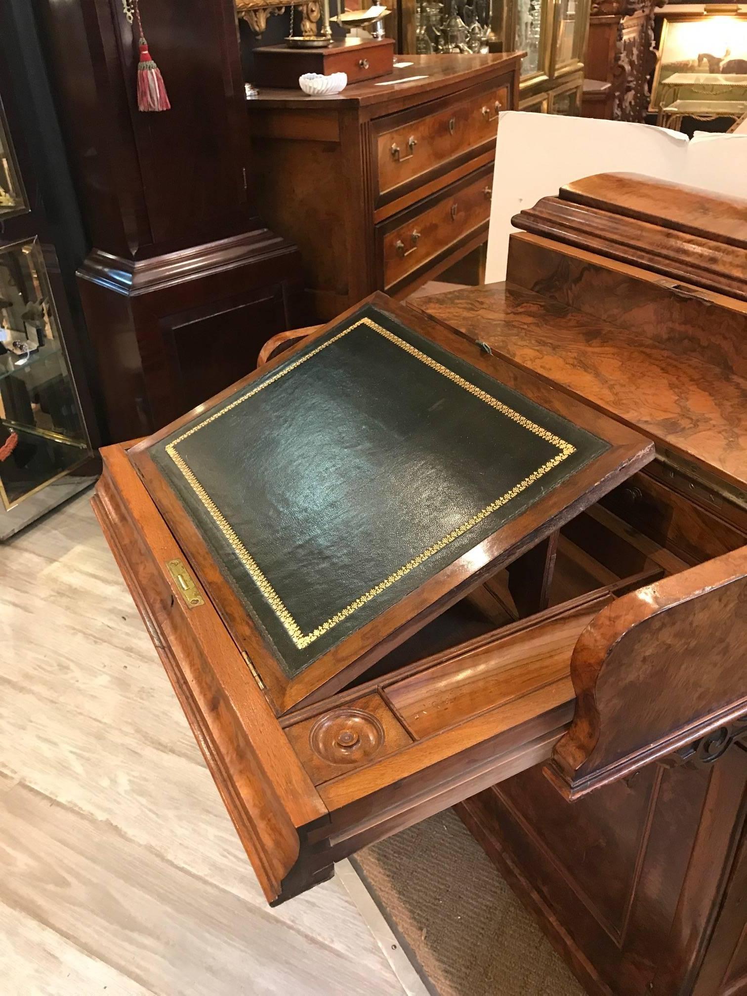 Antique English Walnut Davenport, 1840 In Excellent Condition In Lambertville, NJ