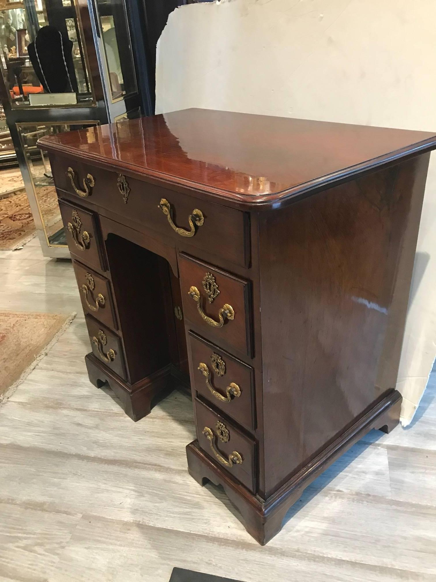 George III Kneehole Desk Dressing Table In Excellent Condition In Lambertville, NJ