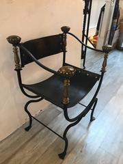 Chaise Savonarola italienne en fer forgé:: cuir et laiton