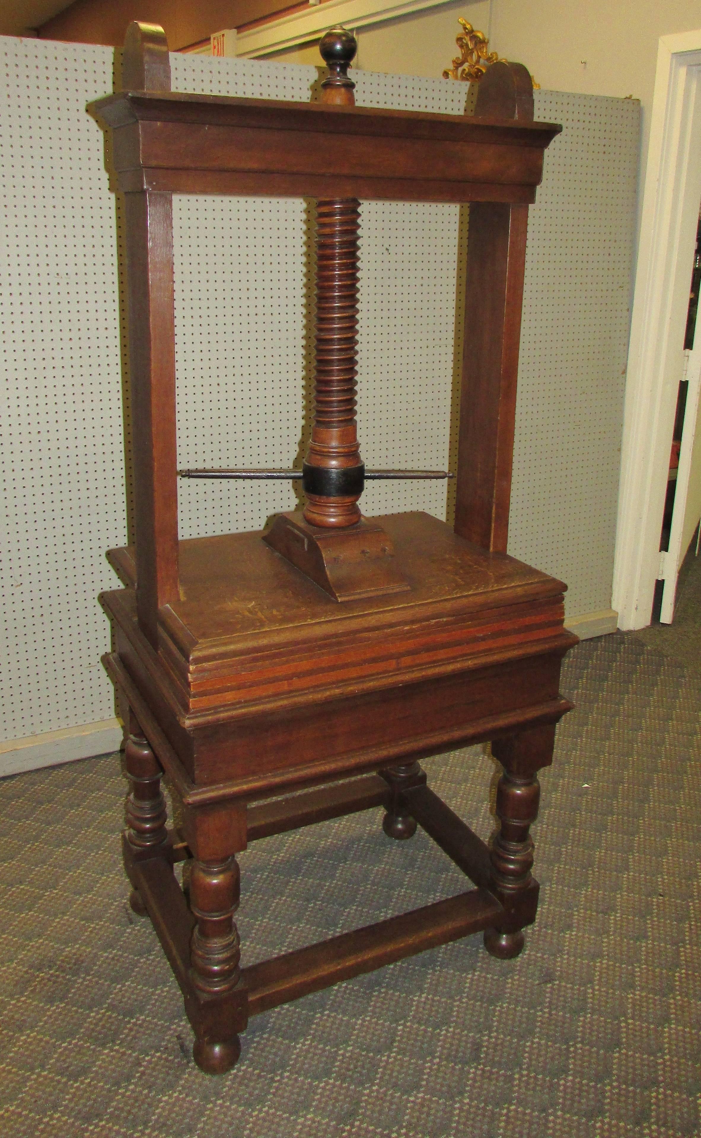 Impressive and large antique American working book press from the last quarter of the 19th century. Made of oak and iron.
