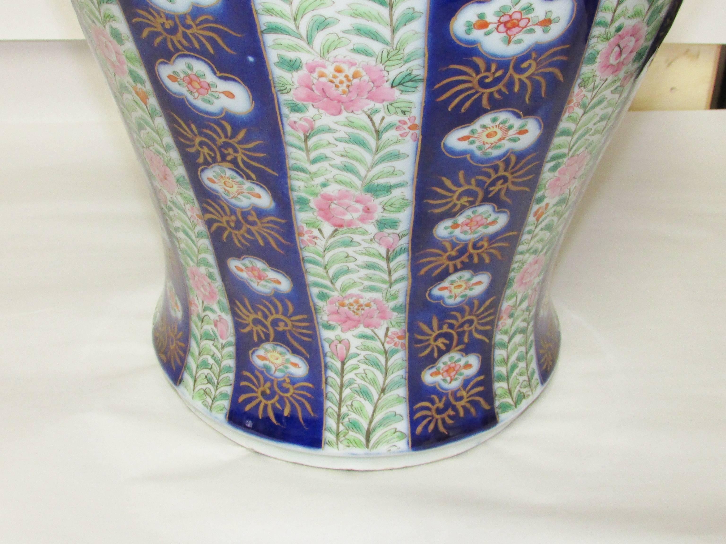 Large Antique Japanese Imari Temple Jar In Excellent Condition In Lambertville, NJ