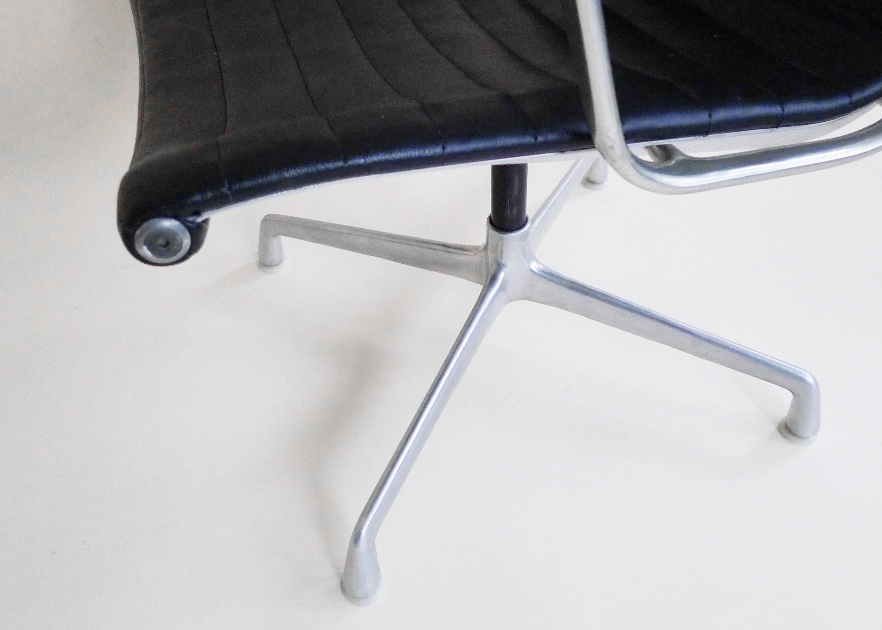Eames Aluminum Group Office Chairs with Ribbed Leather Slings In Excellent Condition In Hudson, NY