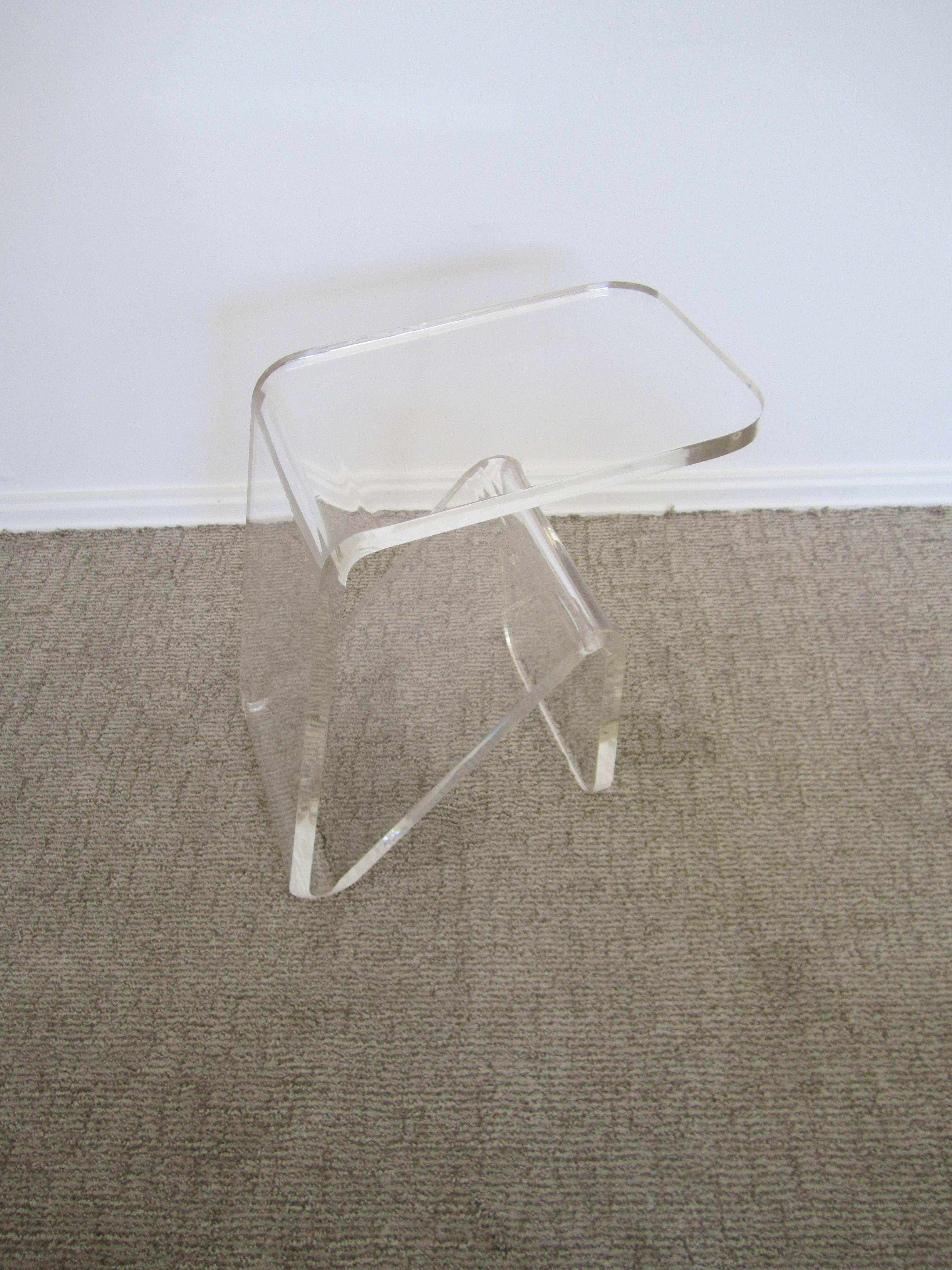 A conveniently sized vintage modern Lucite side or drinks table with strategic 'bend' that can hold magazines, papers, or a book, in the style of designer John Mascheroni. Table is constructed of one single piece of Lucite at 3/4 in. thick. Very