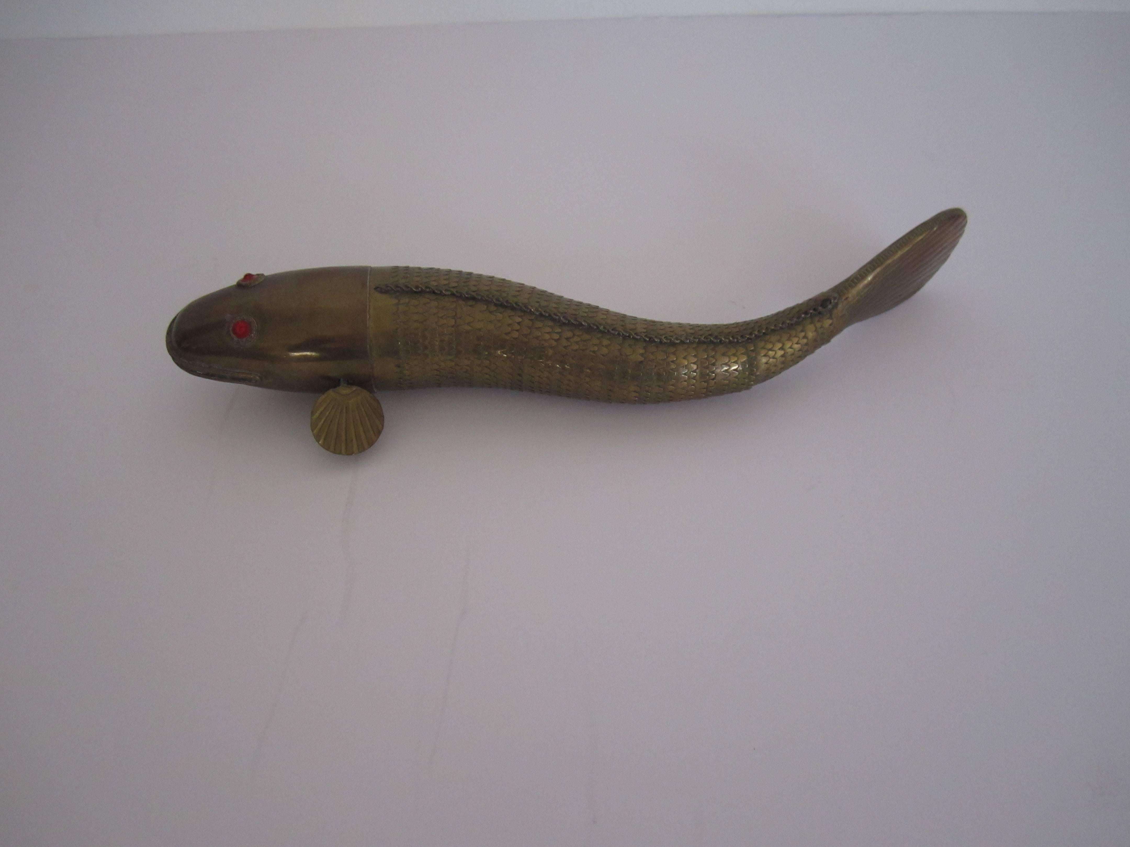 Vieille sculpture japonaise articul�ée en laiton de poisson Koi 2