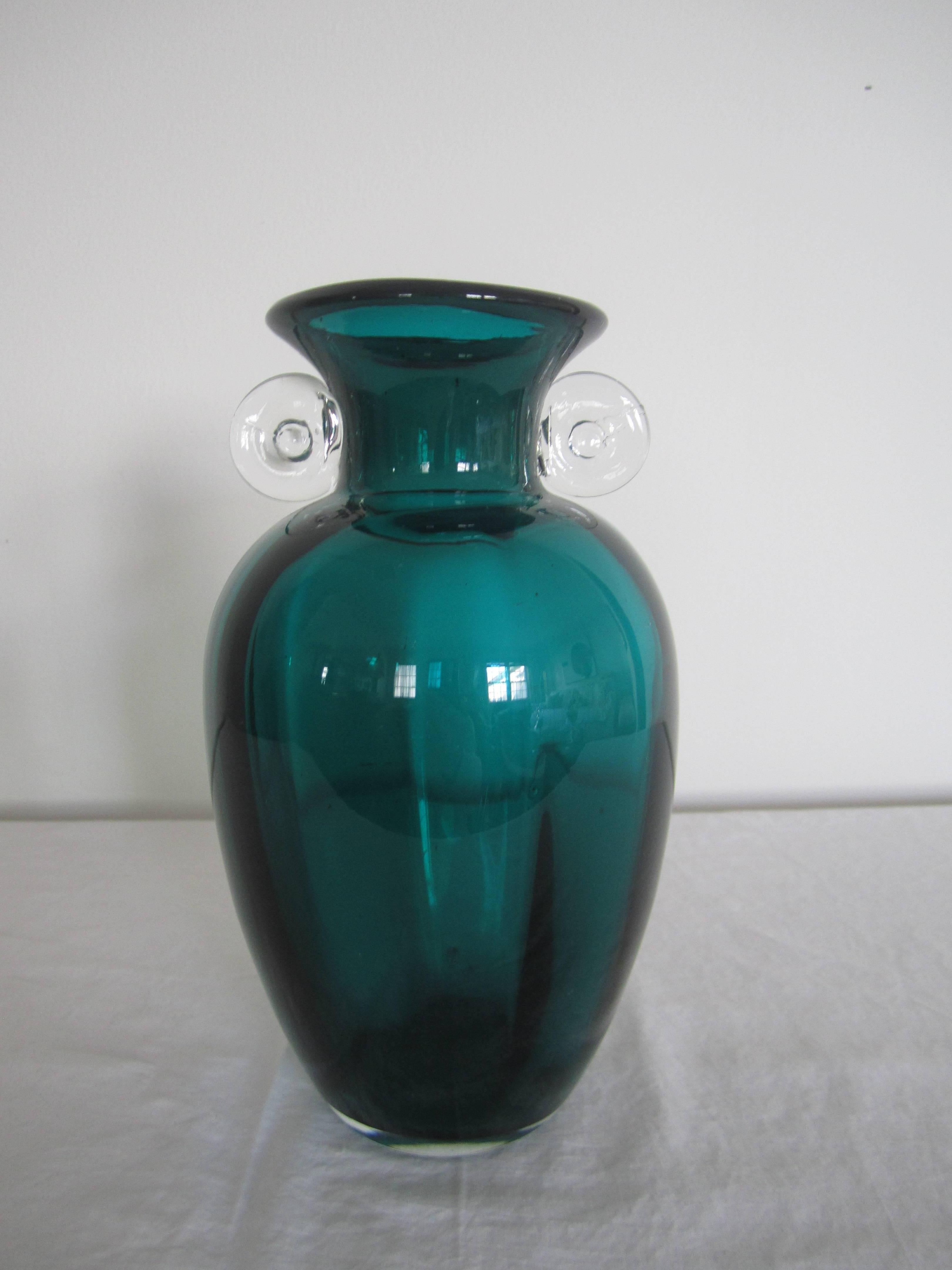 A vintage Mid-Century Italian blown glass vase in emerald green. Beautiful with or without flowers. 

Measures 7.50 in. H 

Item available here online. By request, item can be made available by appointment to the Trade in New York.
