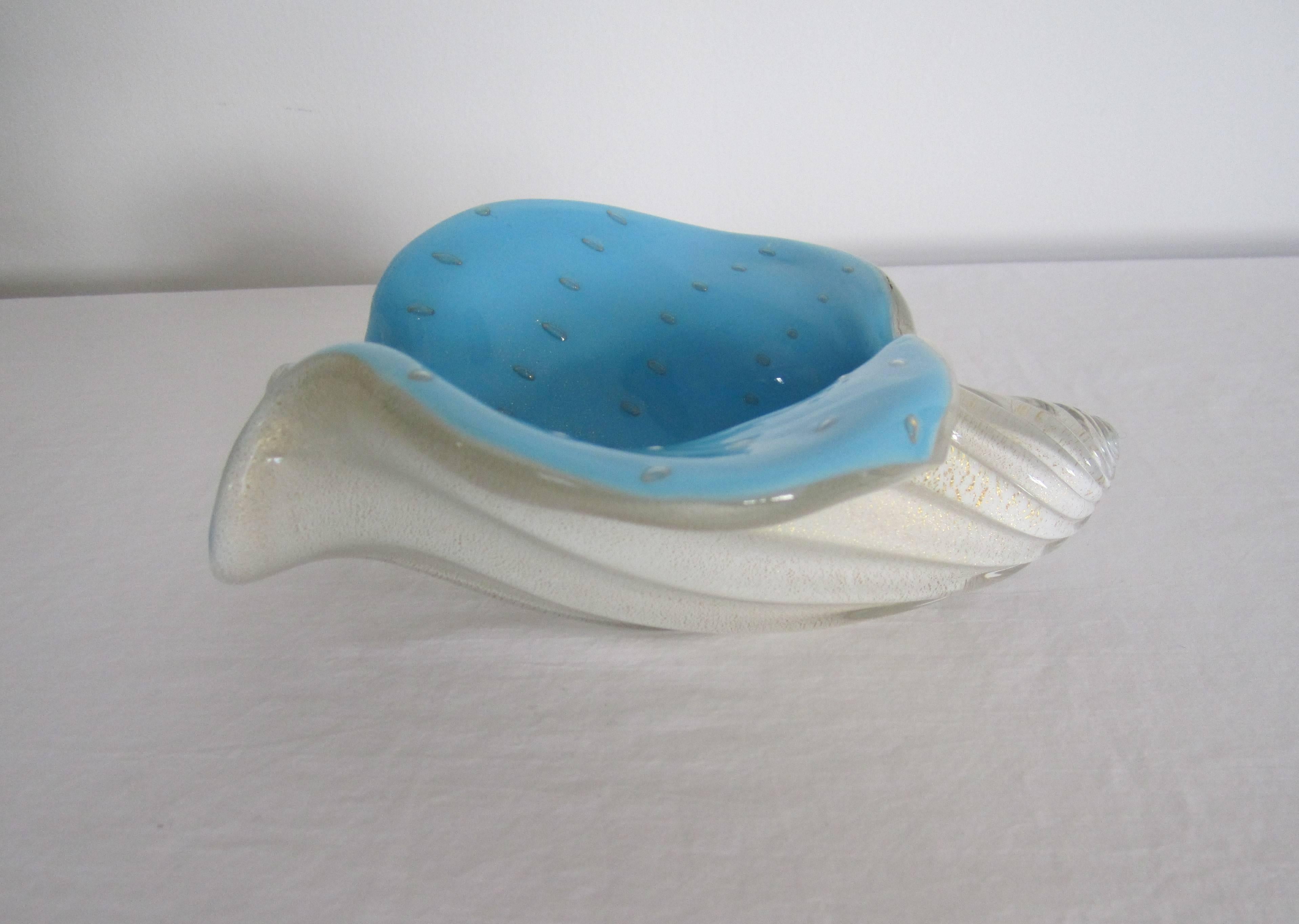 Vintage Alfredo Barbini Powder Blue and White Art Glass Shell Bowl, Italy 1960s In Excellent Condition In New York, NY