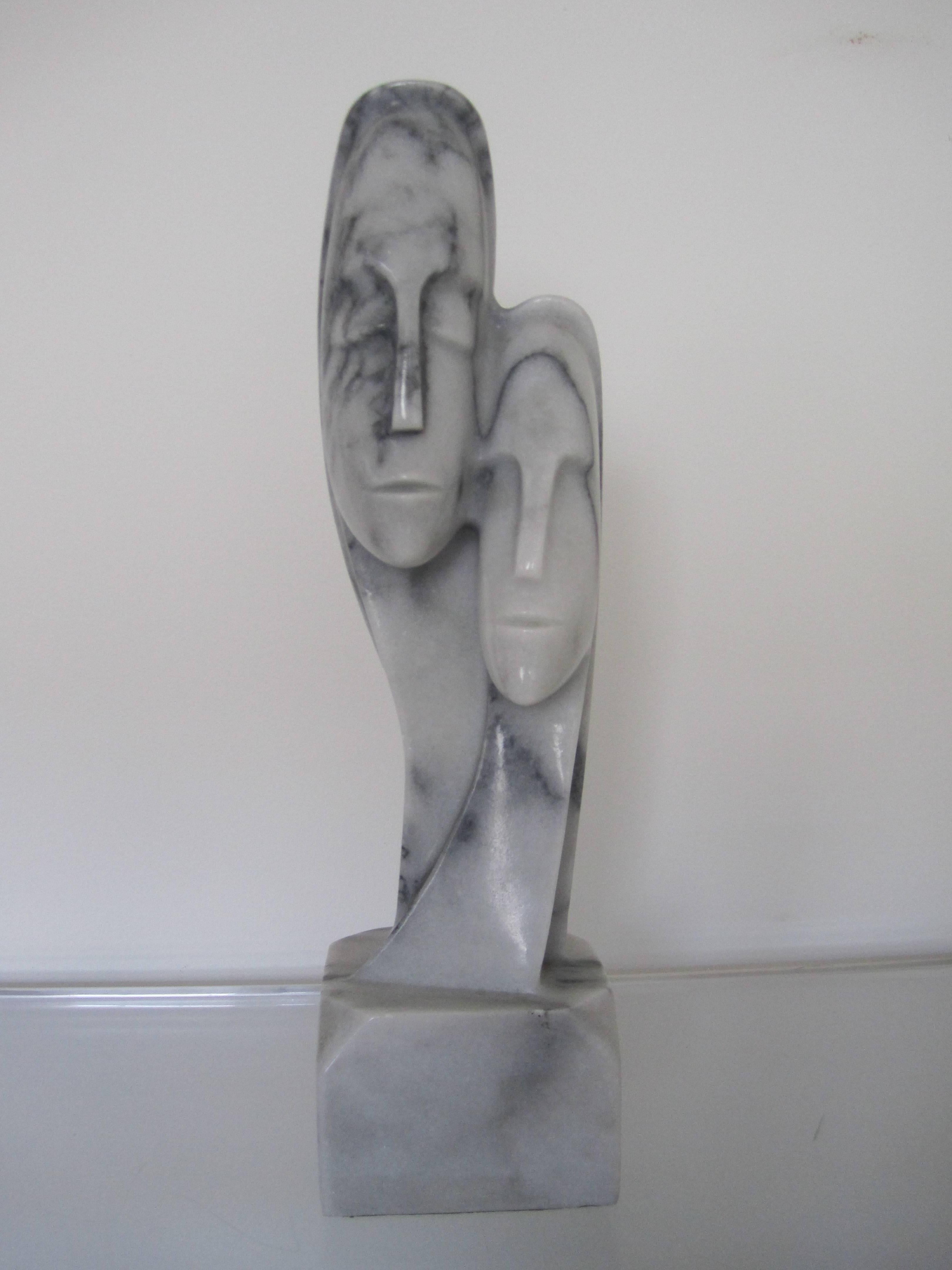 Male- und weibliche Skulptur aus Marmor (Südamerikanisch) im Angebot