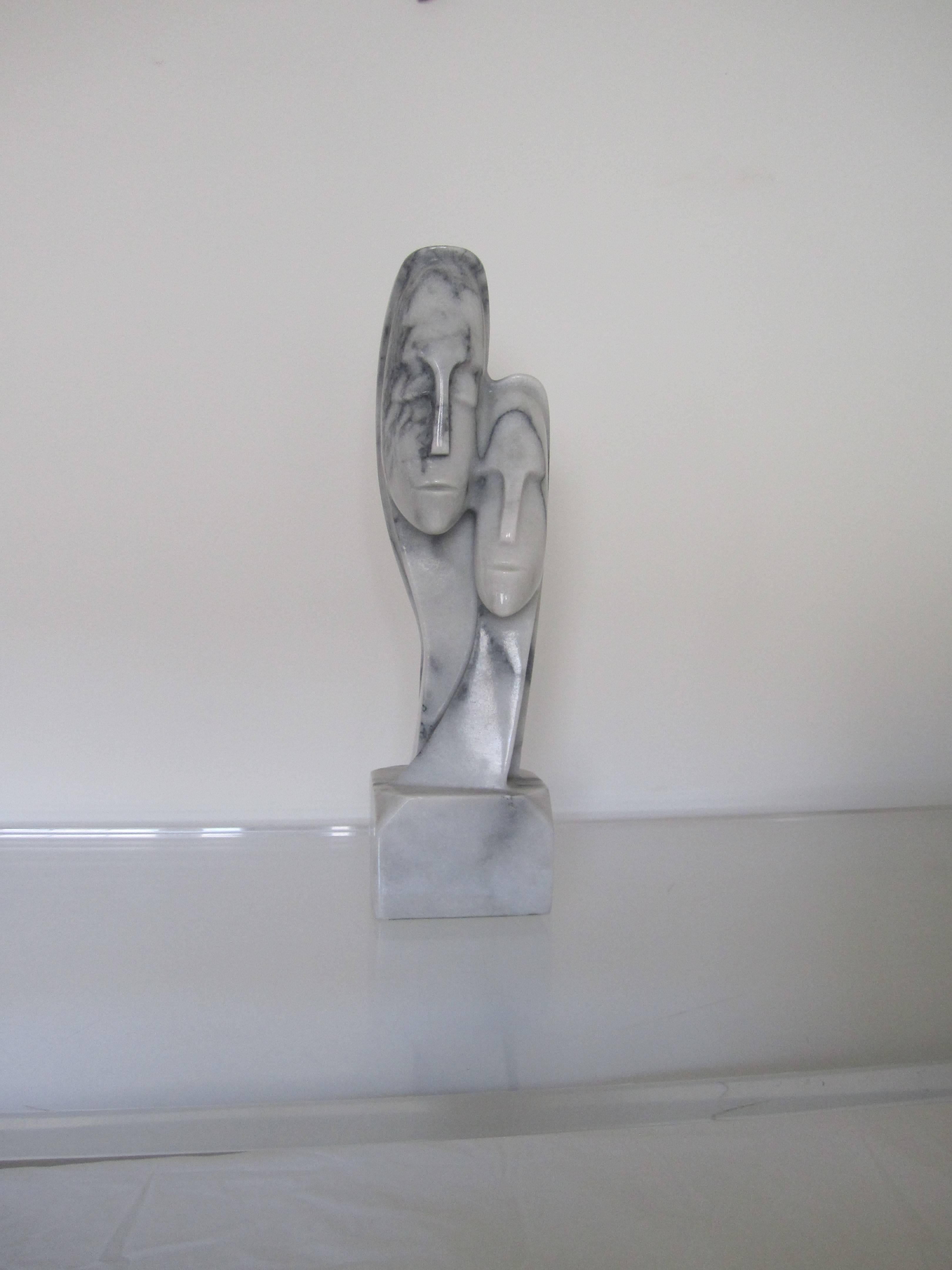 Male- und weibliche Skulptur aus Marmor (Postmoderne) im Angebot