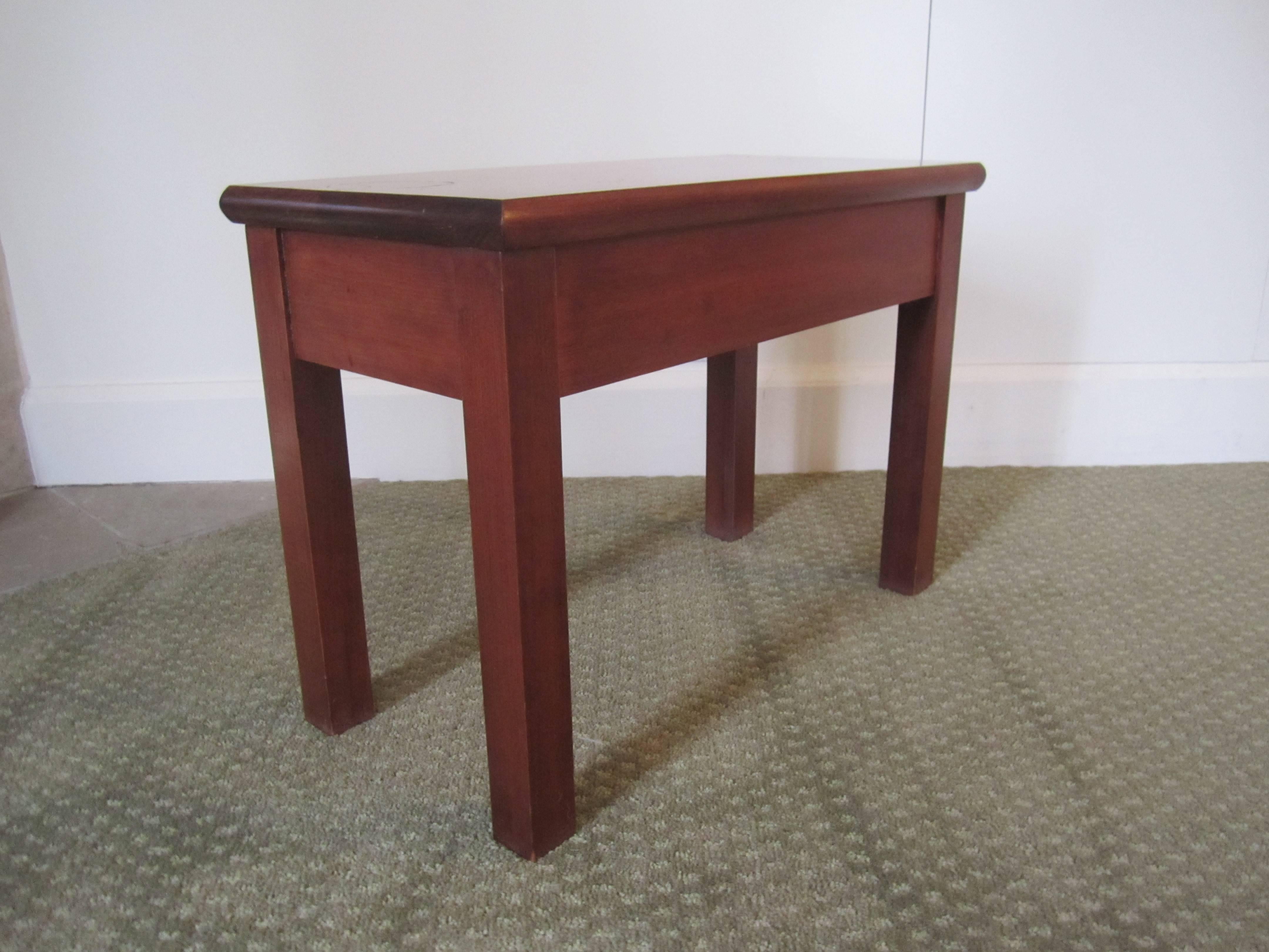 Small End or Side Table with Shelf In Excellent Condition In New York, NY