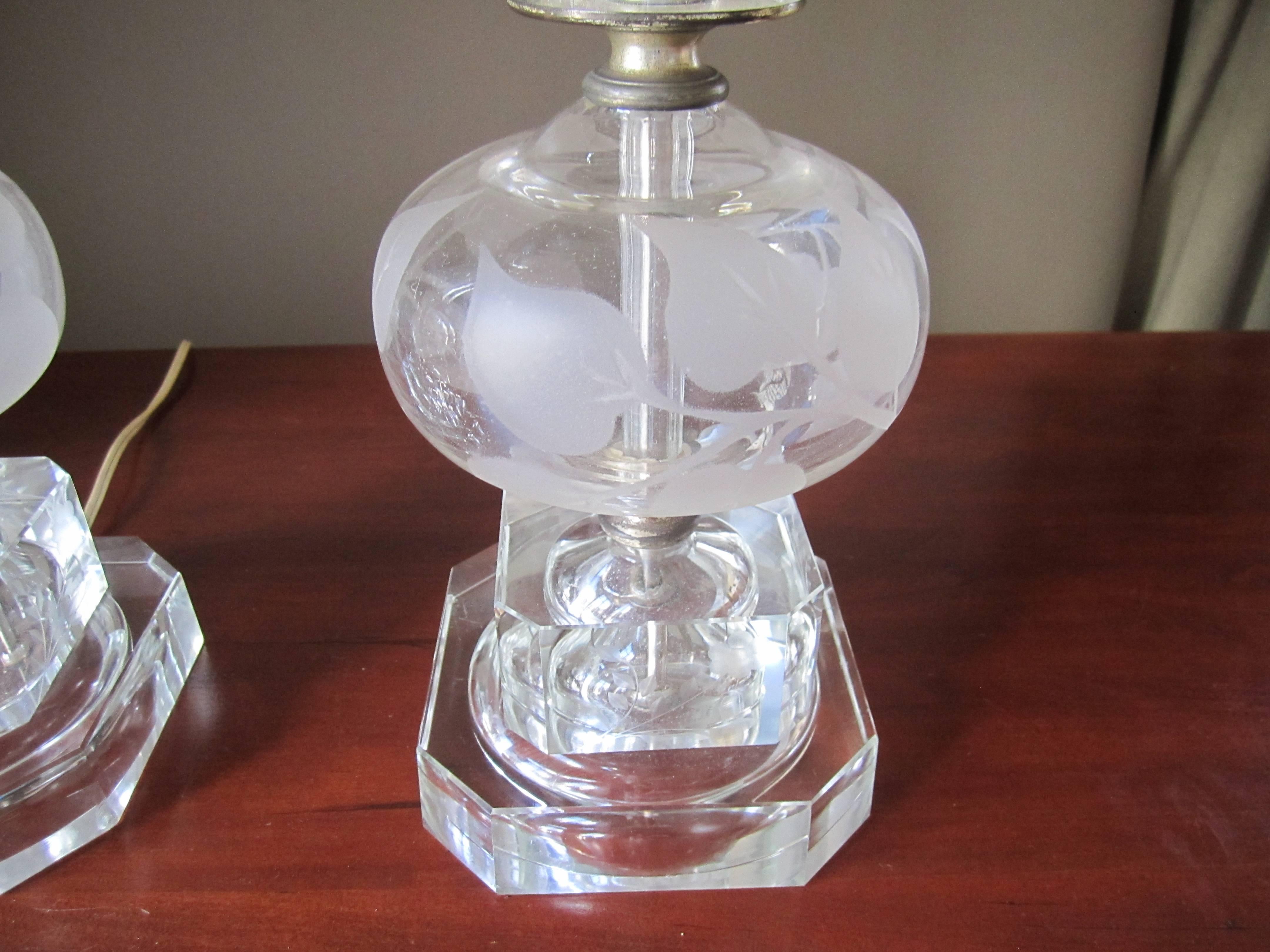  Paire de lampes de table en cristal dans le style de Lalique, vers les années 1940 en vente 1