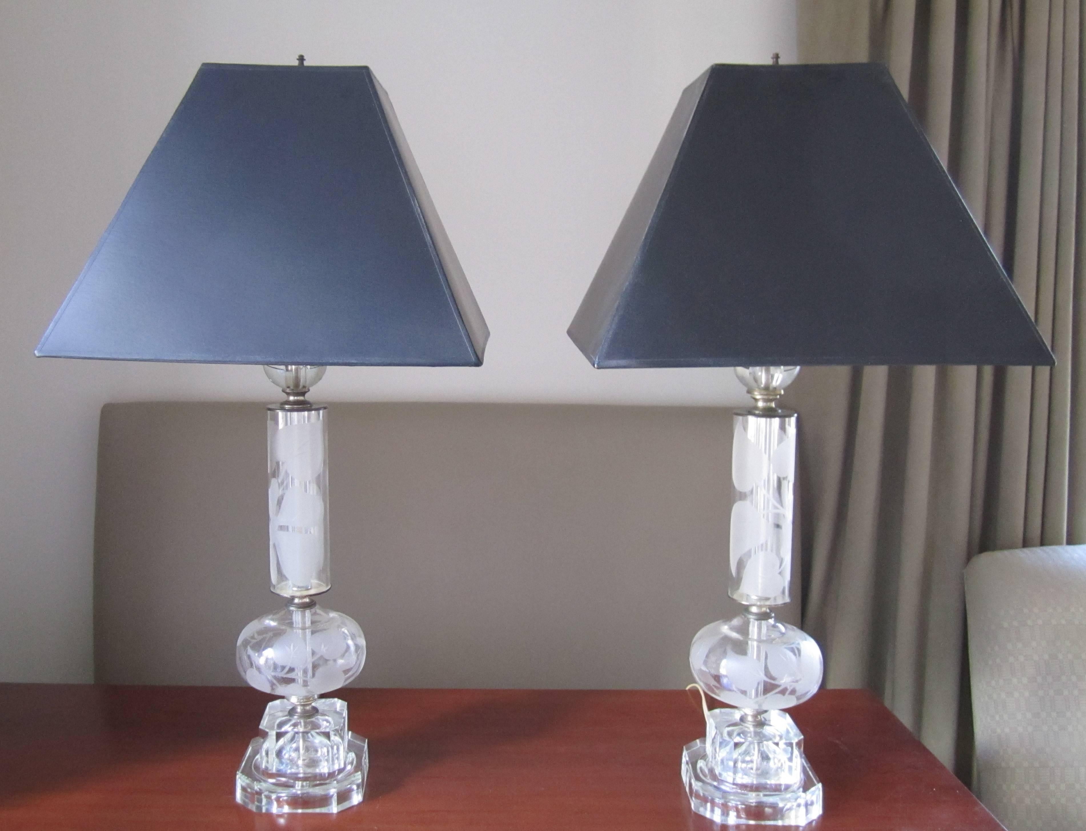 Art nouveau  Paire de lampes de table en cristal dans le style de Lalique, vers les années 1940 en vente