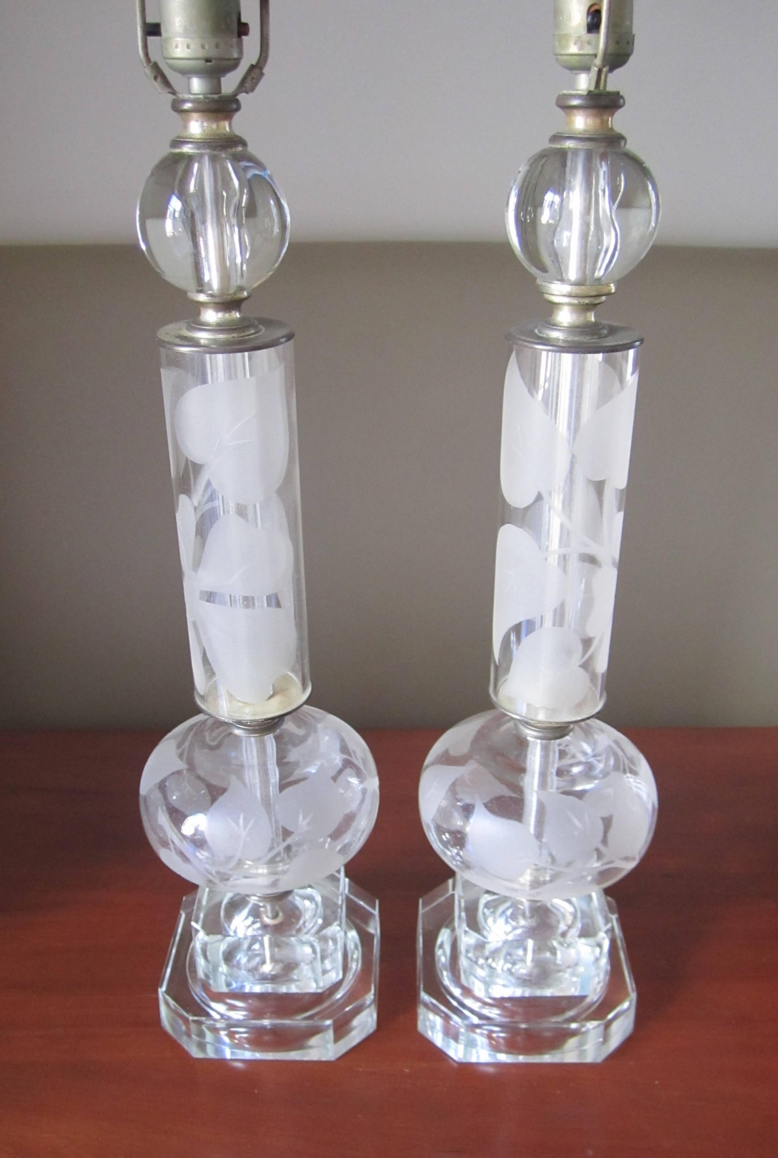 Buriné  Paire de lampes de table en cristal dans le style de Lalique, vers les années 1940 en vente
