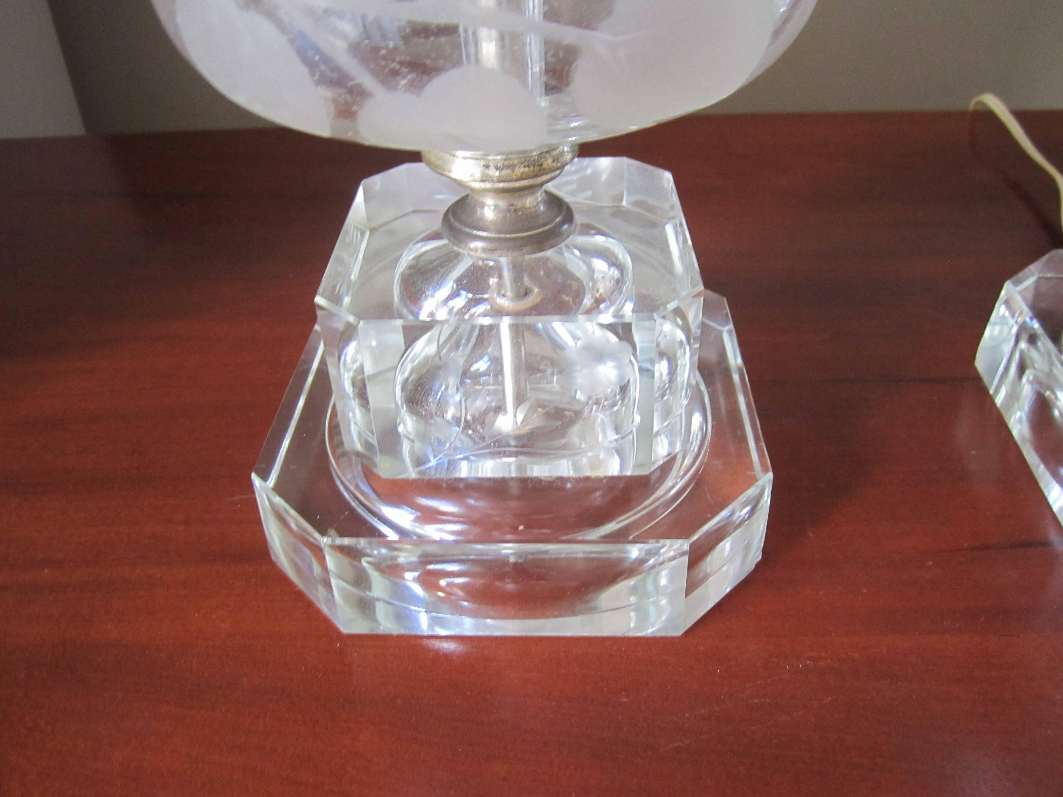 Cristal  Paire de lampes de table en cristal dans le style de Lalique, vers les années 1940 en vente