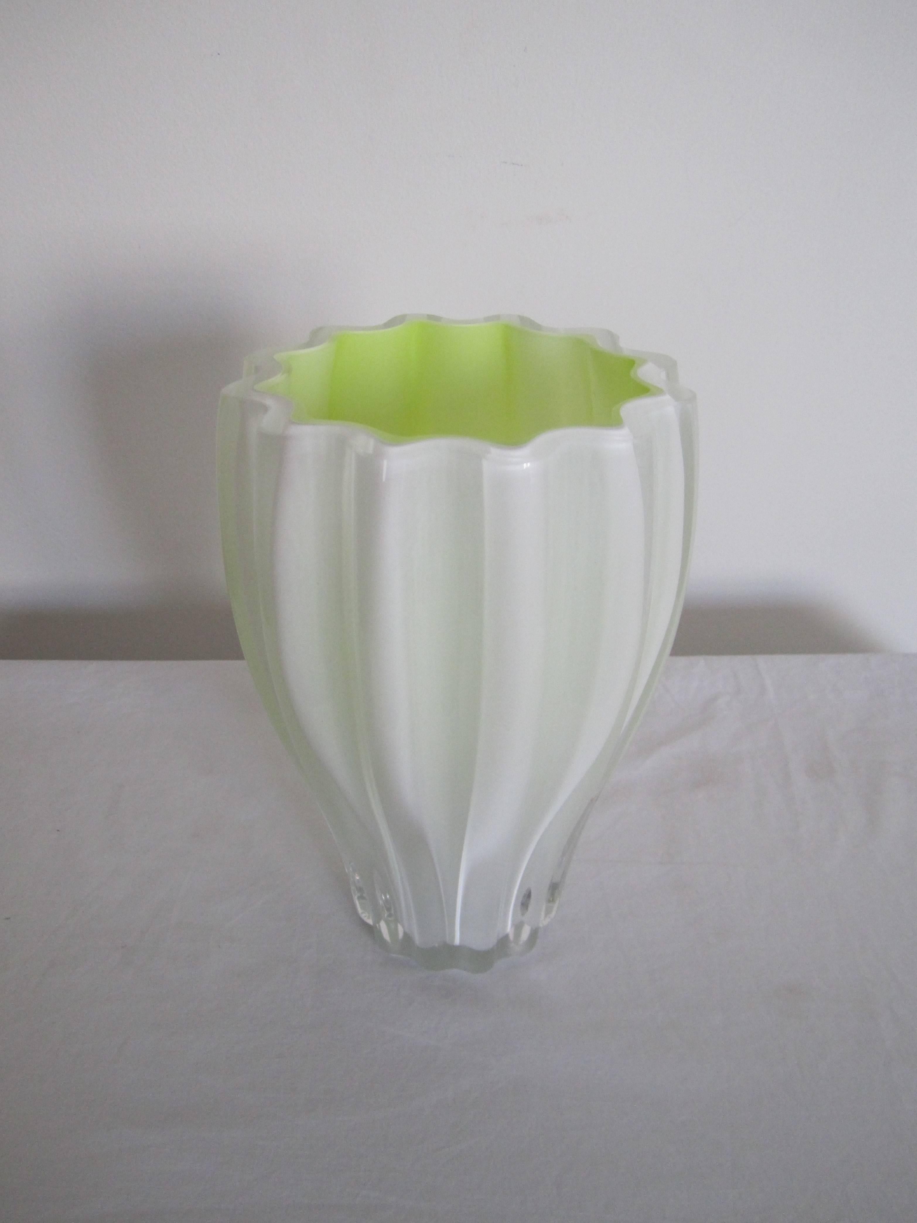 20ième siècle Vase postmoderne en verre d'art blanc et jaune néon de Suède en vente