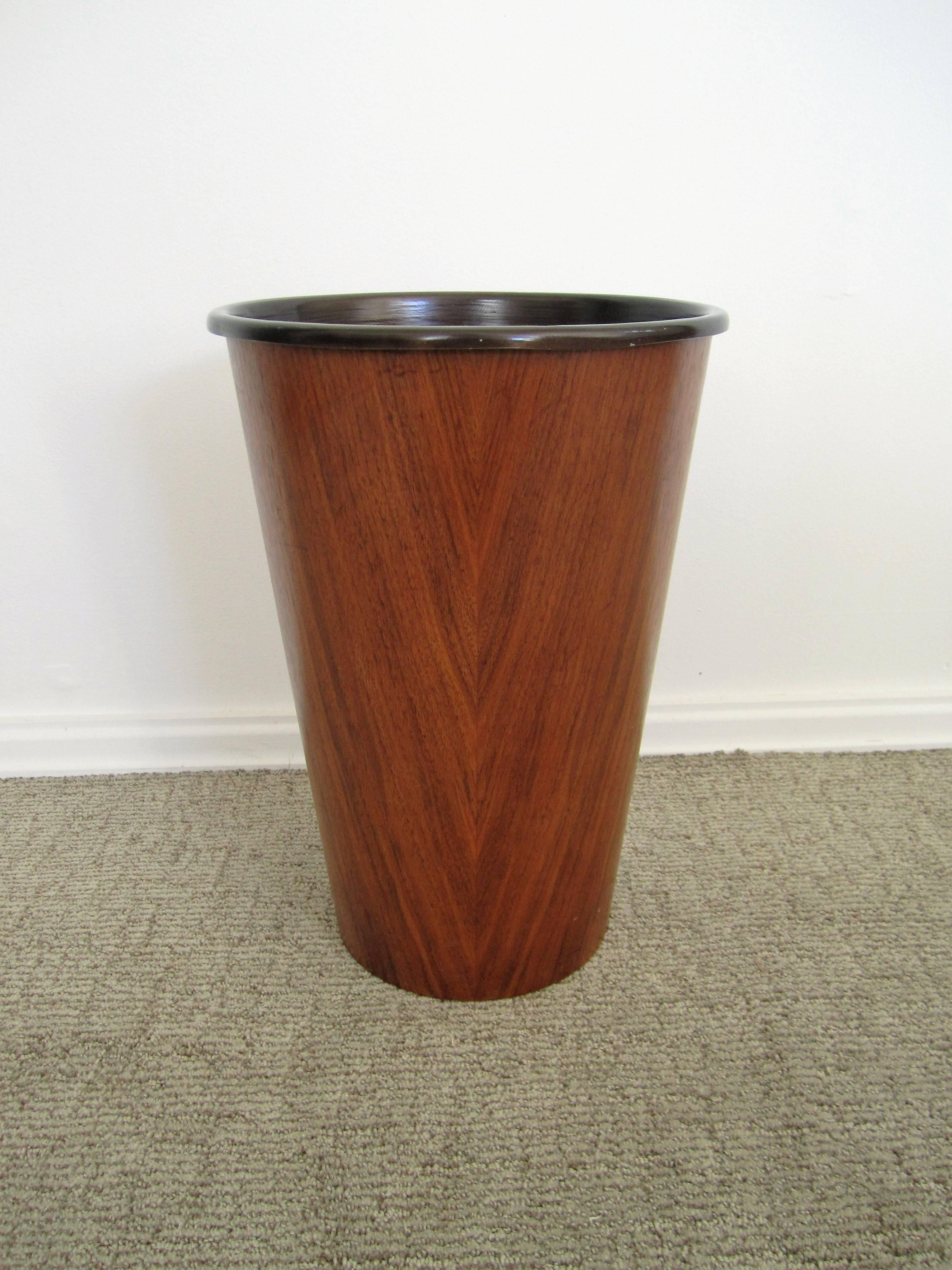 A beautiful vintage Scandinavian Modern teakwood wastebasket (waste basket or trash can) with removable brown metal liner. Marked 'Made in Sweden' on bottom as show in image #6. 

Item available here online. By request, item can be made available by