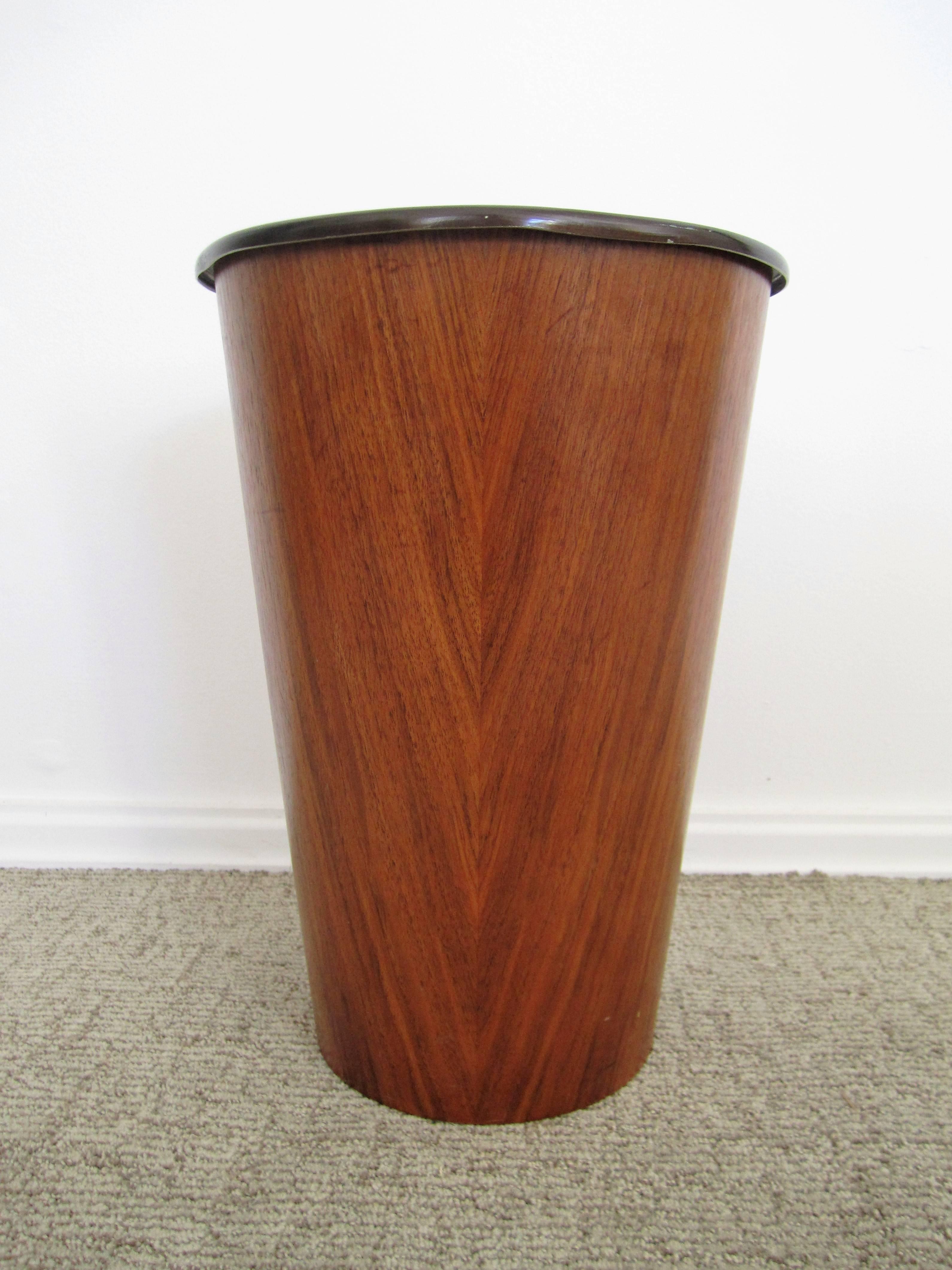 Midcentury Scandinavian Modern Wastebasket or Trash Can In Excellent Condition In New York, NY