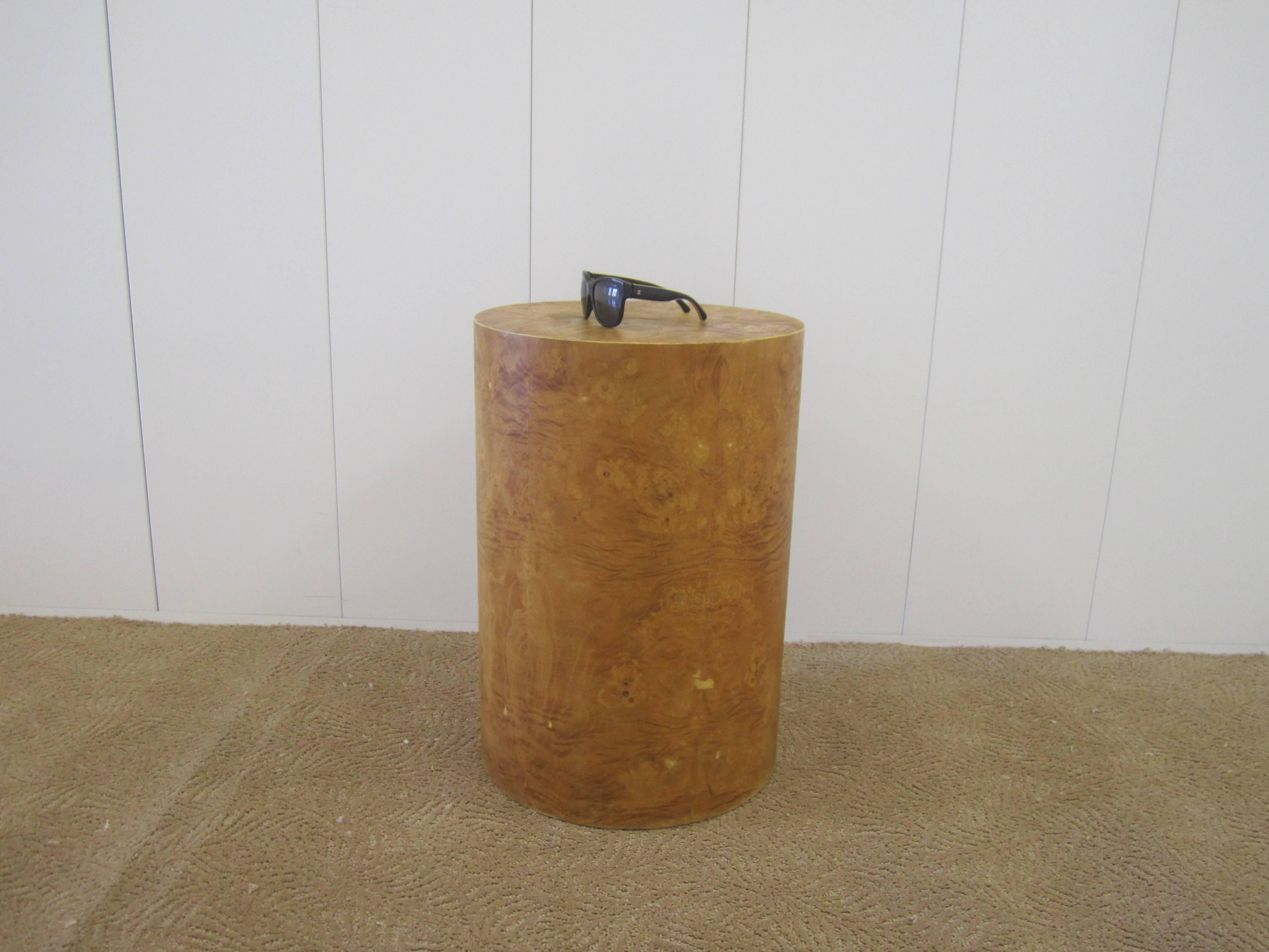 Vintage Modern Round Burl Wood Pedestal Side Table in the Style of Milo Baughman In Good Condition In New York, NY