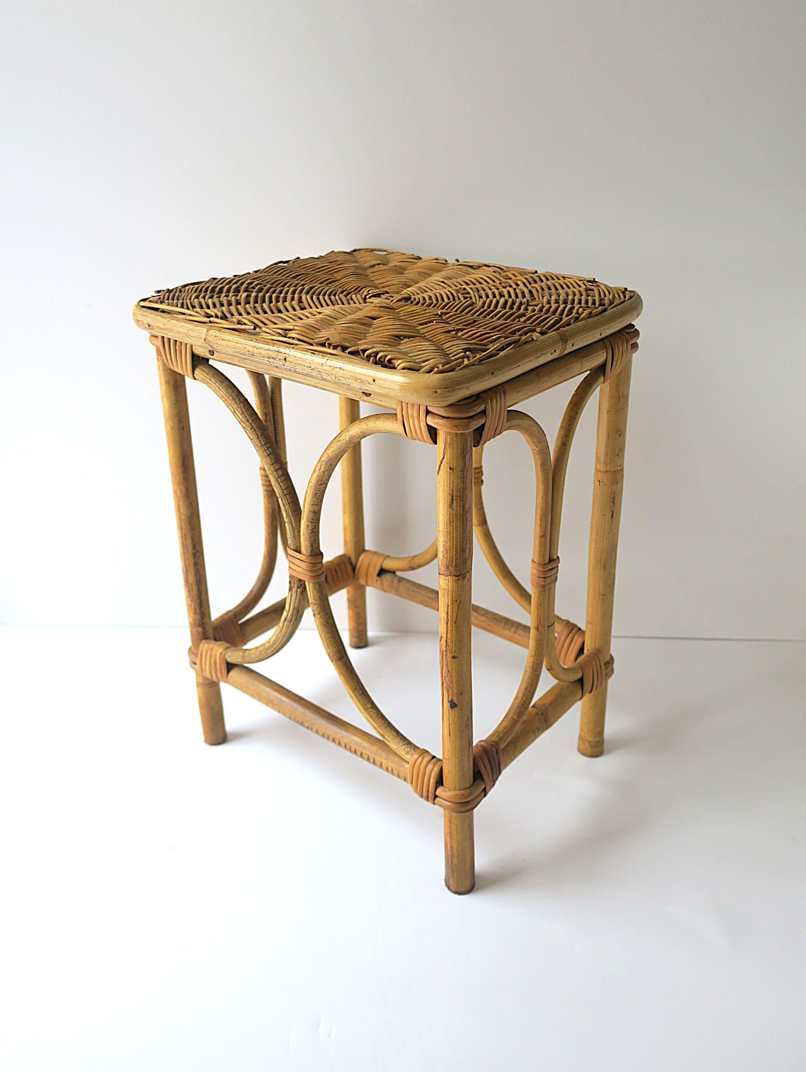 A vintage wicker rattan side, end, drinks table, circa mid to late 20th century, 1960s - 1970s. A great table, easy to move around, versatile, hold a cocktail, plant, books, small lamp, etc. 


