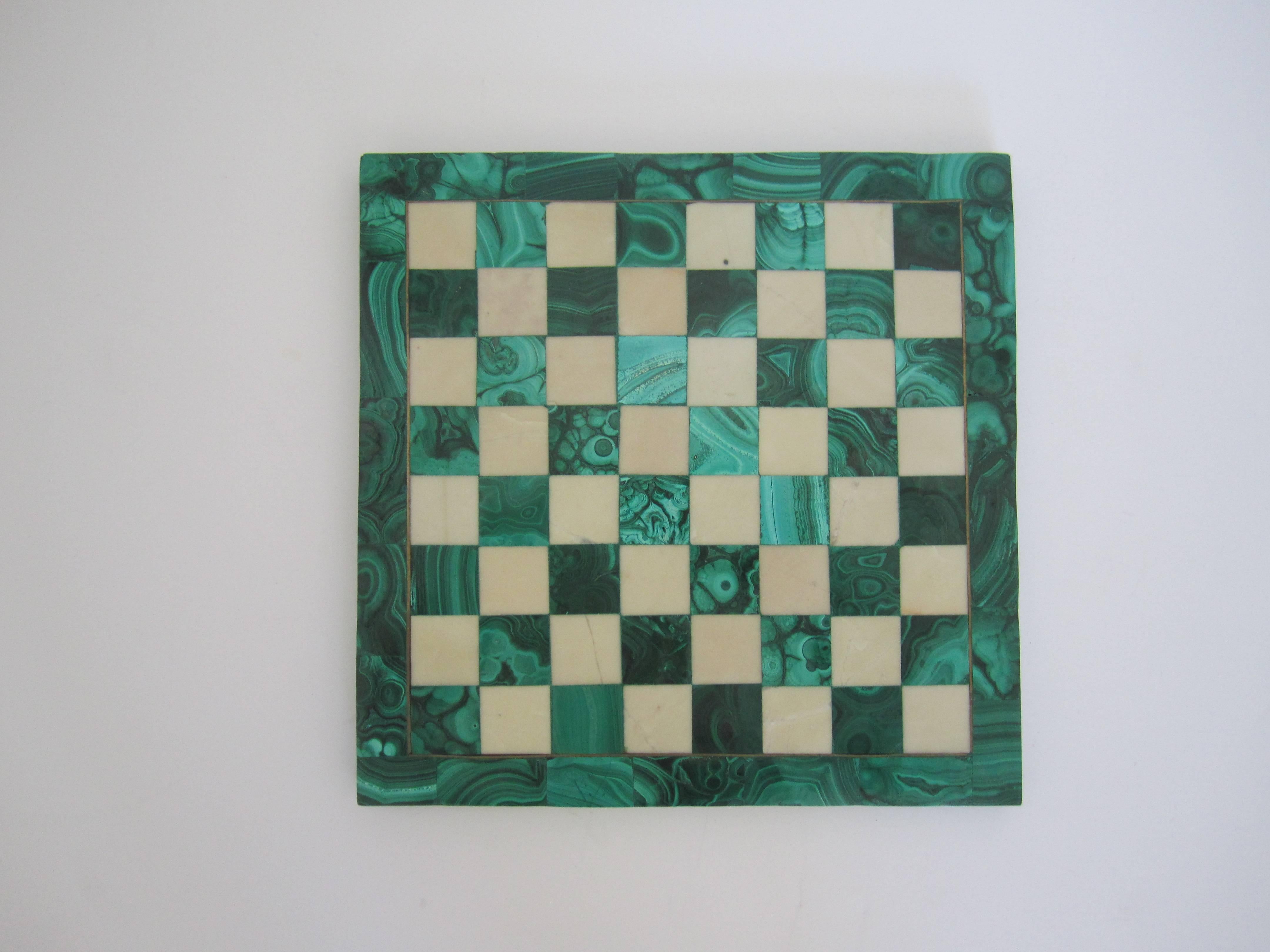 Vieille malachite verte et jeu d'echecs en marbre 3