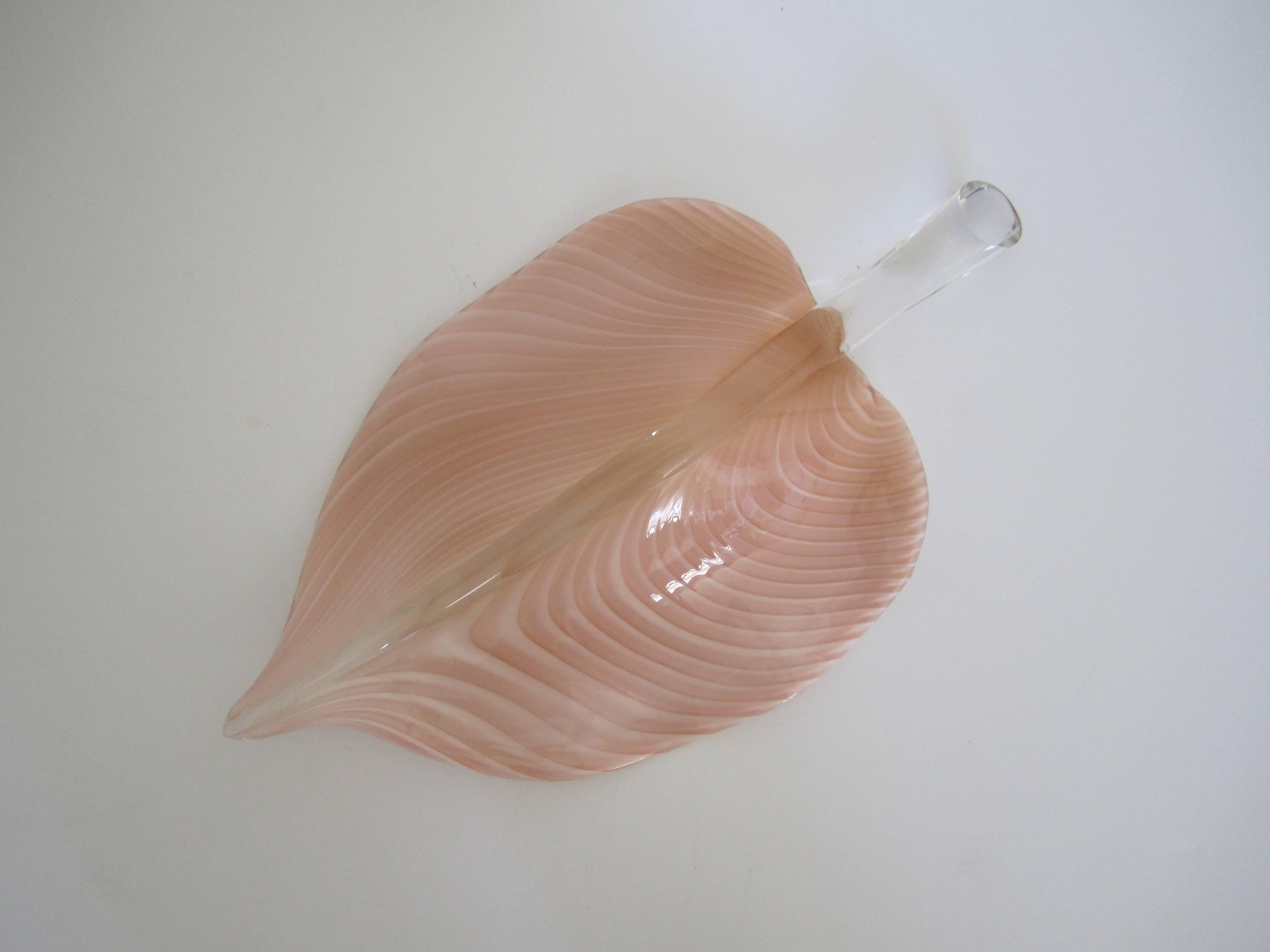 A large and substantial Modern Italian Murano decorative art glass leaf in a salmon colored hue. 

Measurements when lying flat: 15 in. W x 8.5 in. D x 3.25 in. H.



