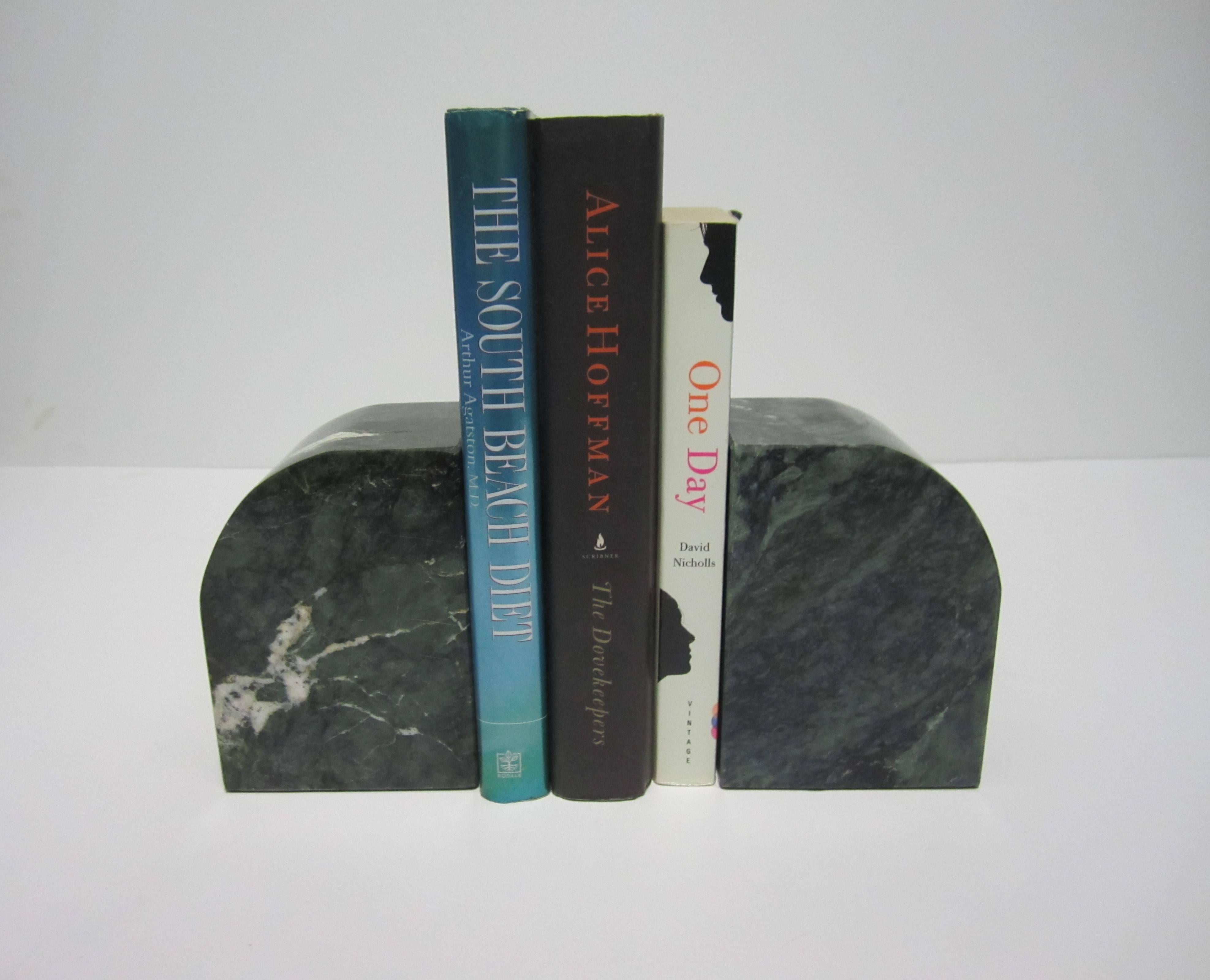 Italian '70s Modern Green and White Marble Bookends In Good Condition In New York, NY