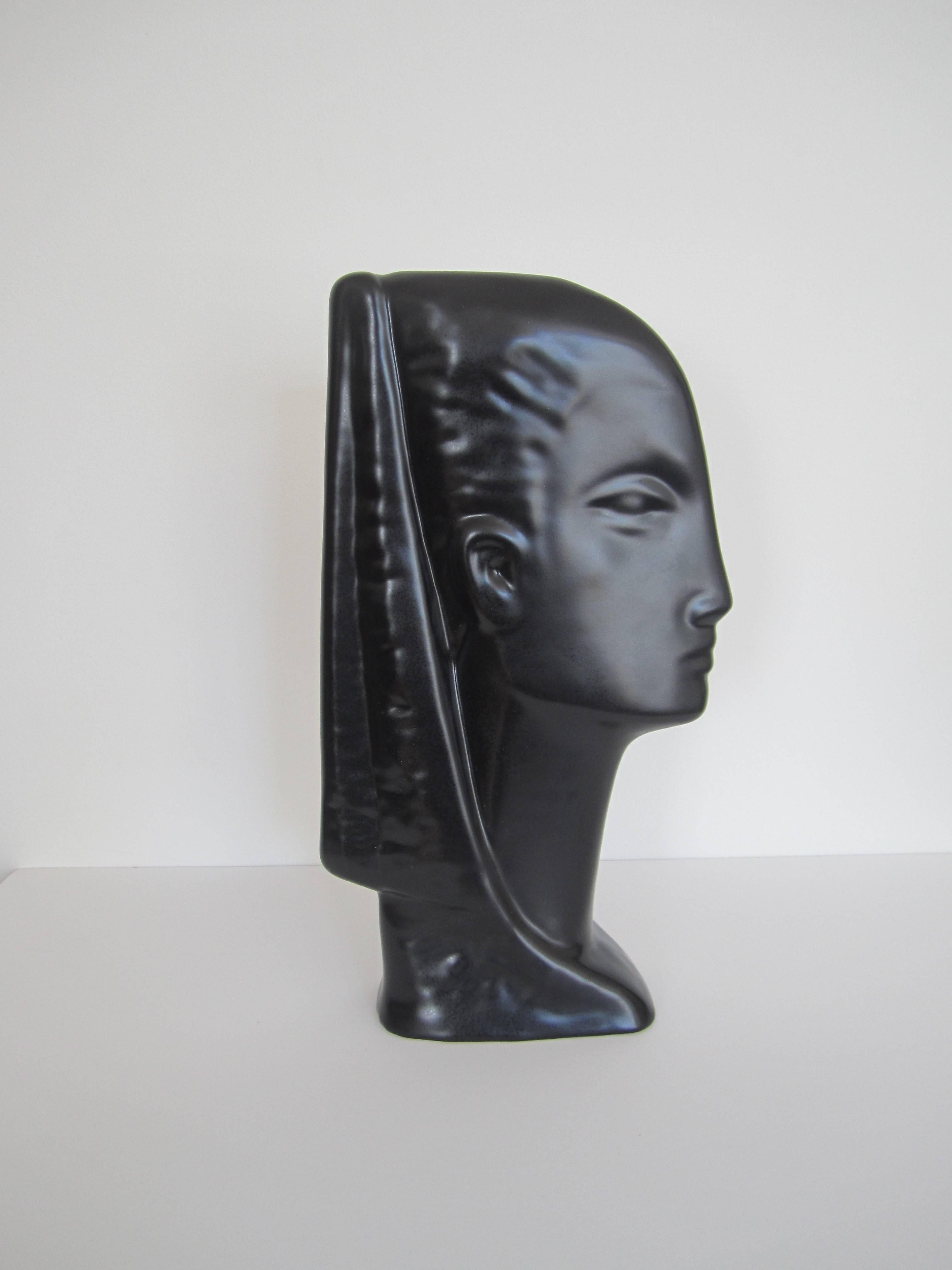 Weibliches Gesicht Büste Skulptur  (Gegossen) im Angebot