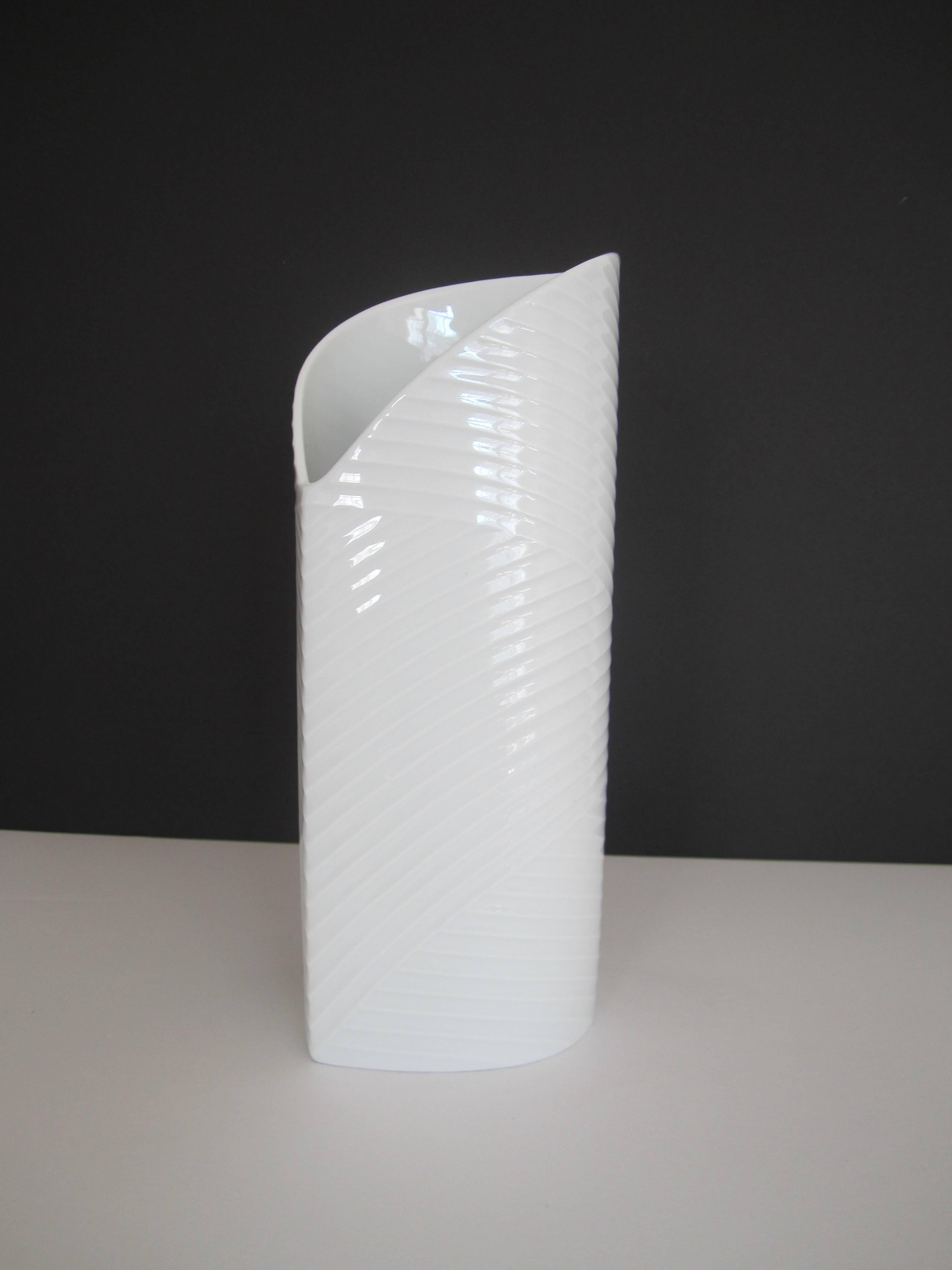 Deutsche Vase aus weißem Porzellan, Keramik, Deutschland (Glasiert) im Angebot