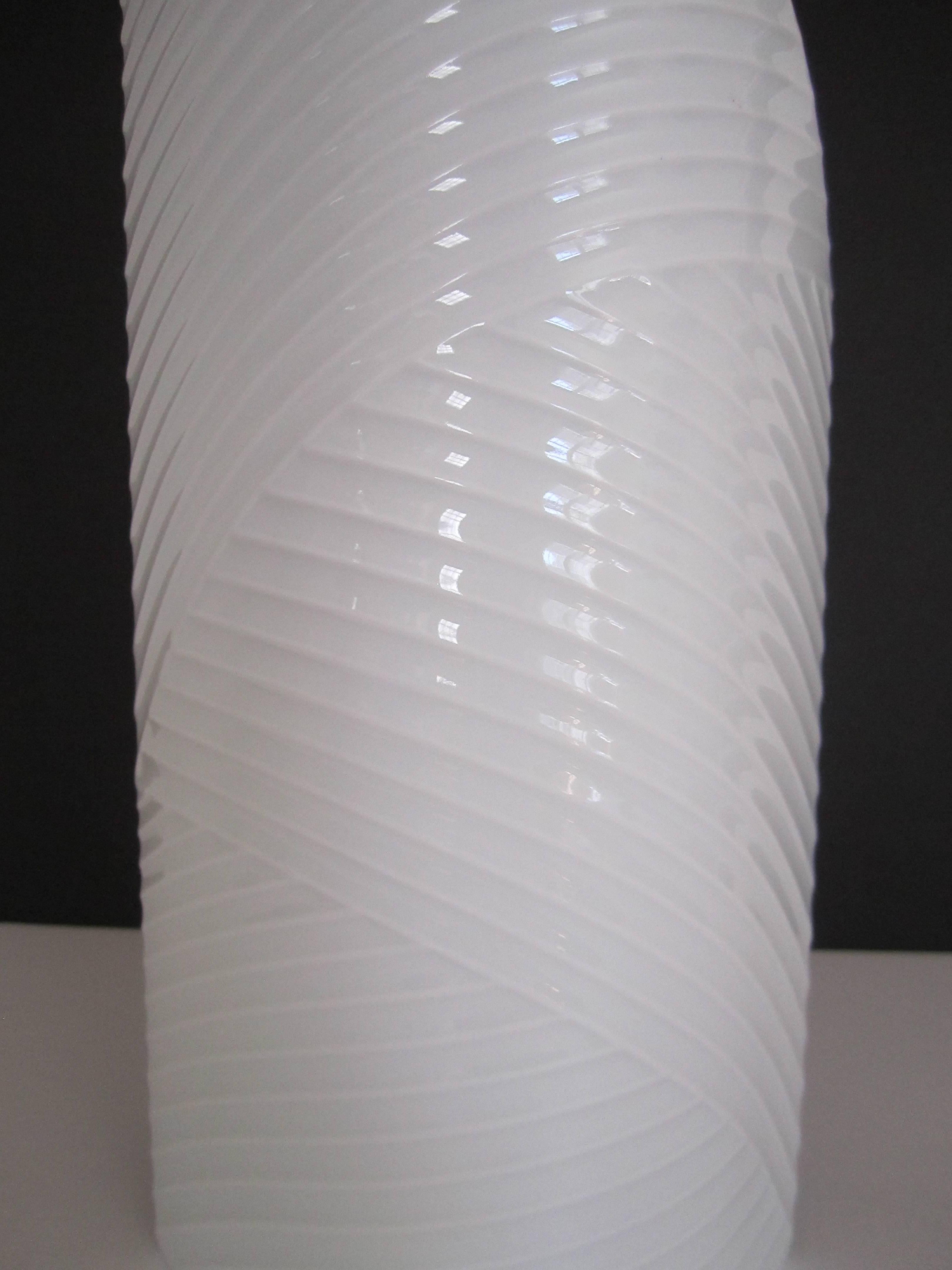 20ième siècle Vase allemand en céramique blanche en vente