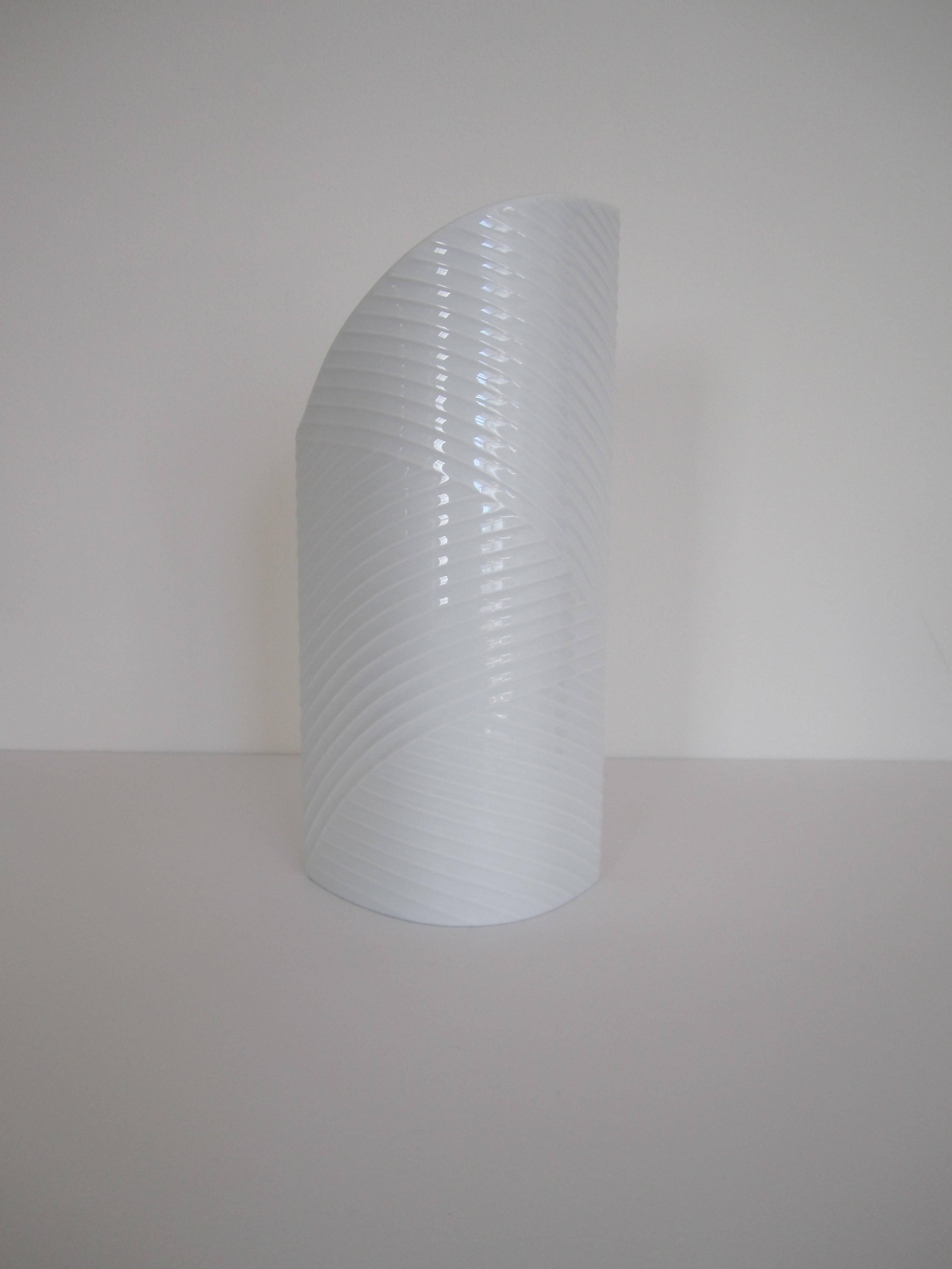 Moderne Vase allemand en céramique blanche en vente