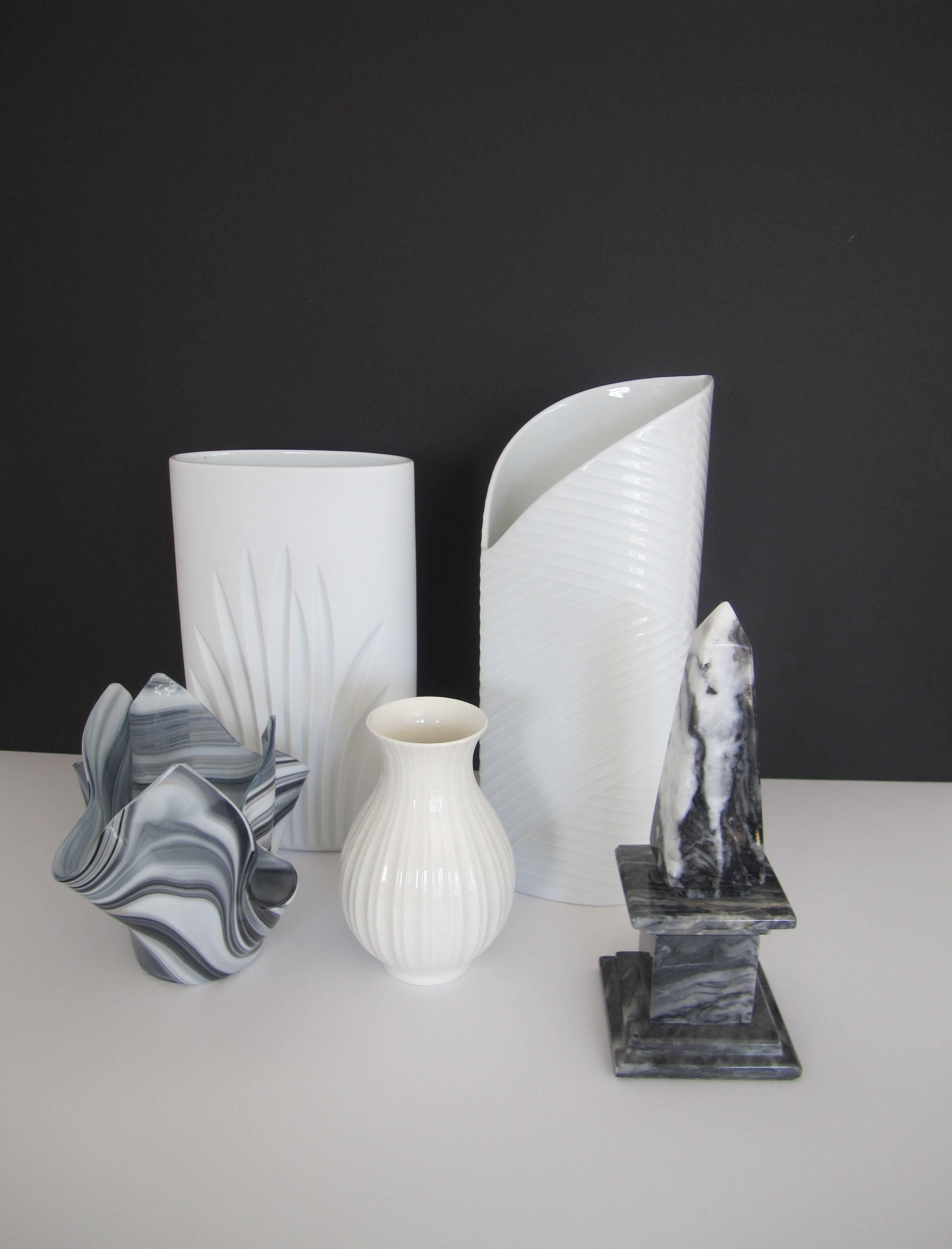 Vernissé Vase allemand en céramique blanche en vente