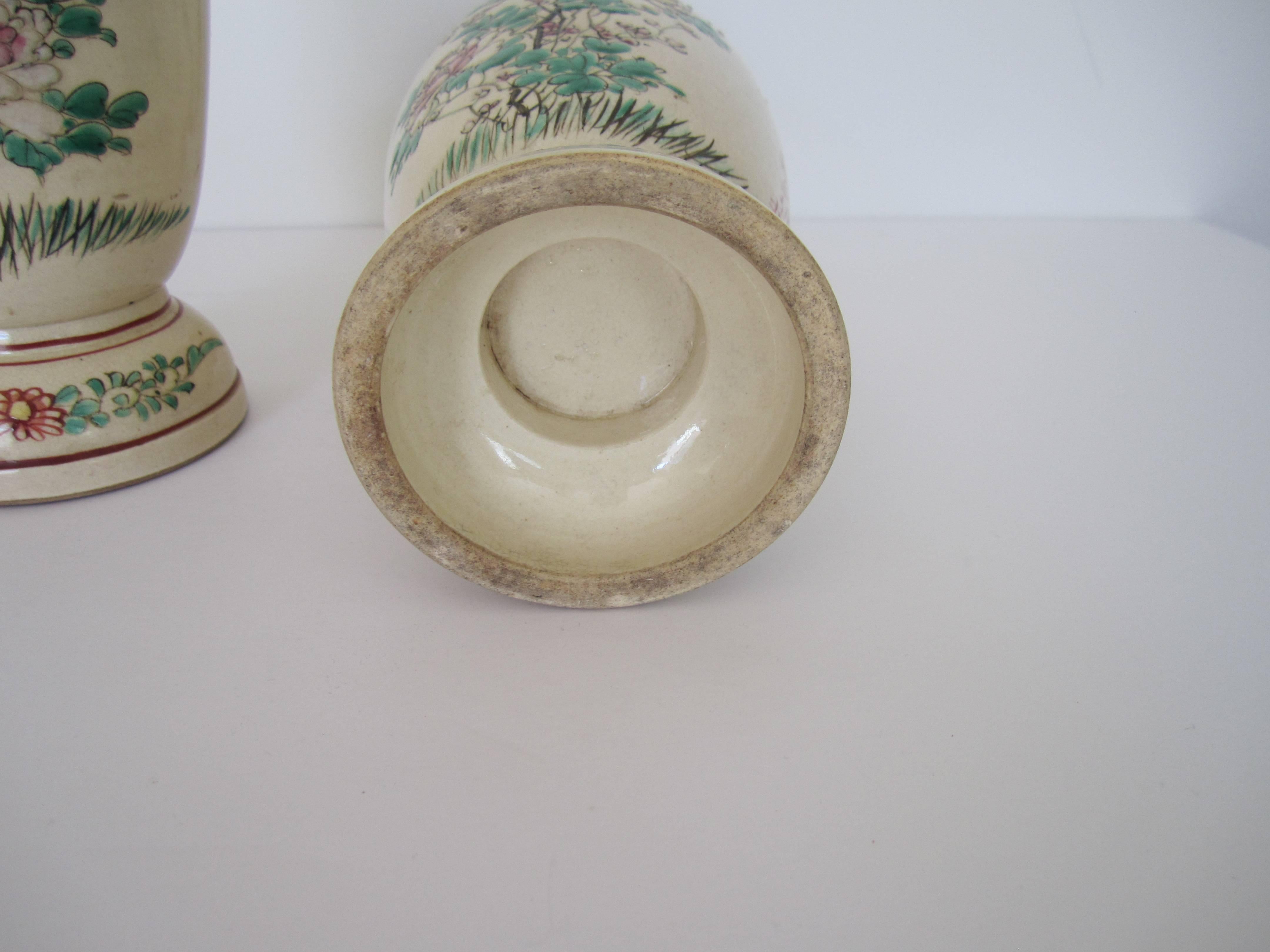 Japanische Steingutvasen mit Vögeln und Schmetterlingen, Paar im Angebot 4