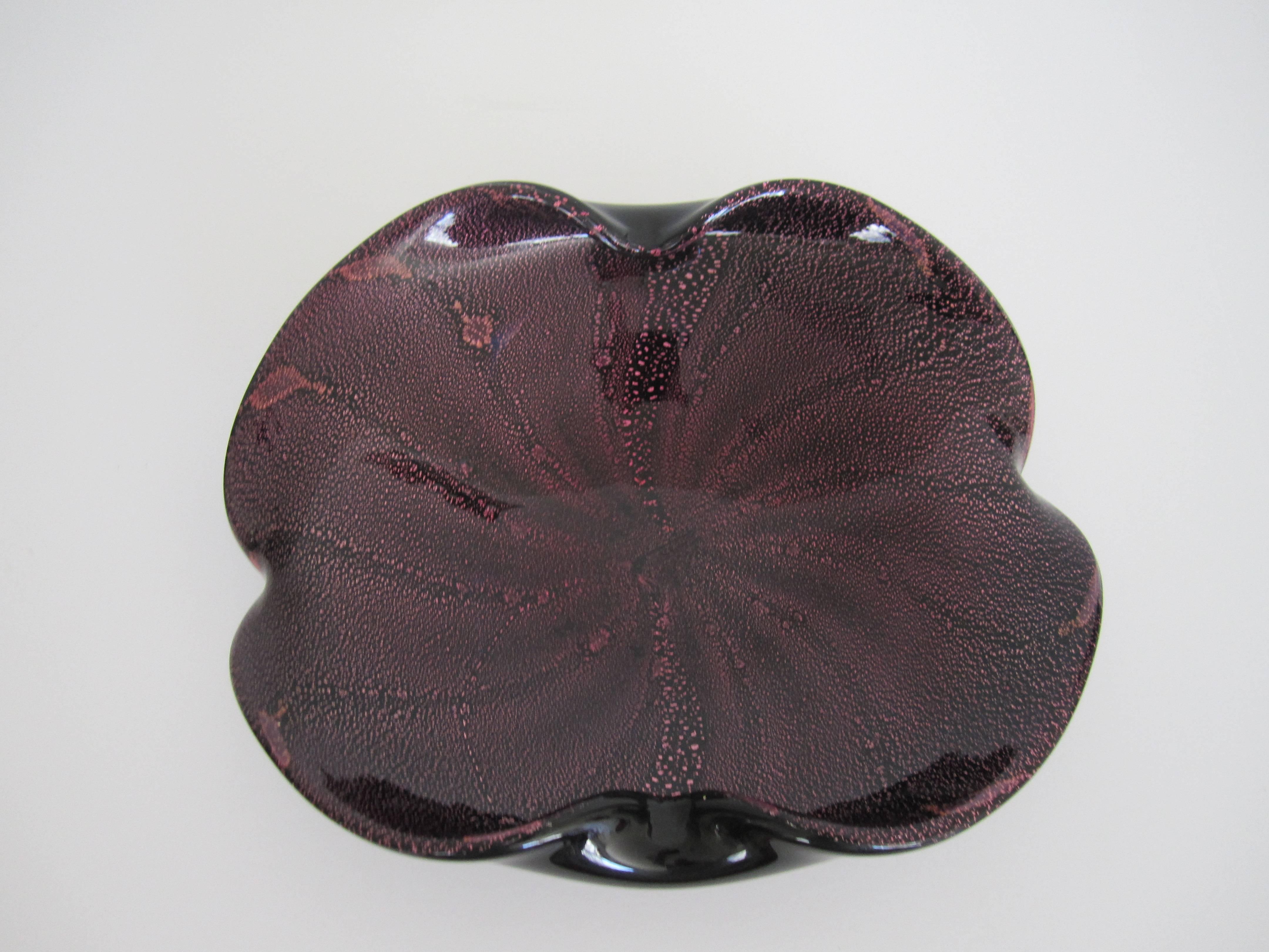 Eine sehr schöne italienische lila und schwarz Murano Kunstglasschale. Schale mit violetten und leicht orangefarbenen Sprenkeln, ca. Mitte 20. Jahrhundert, Italien, 1960er Jahre. 

Schale misst: 6