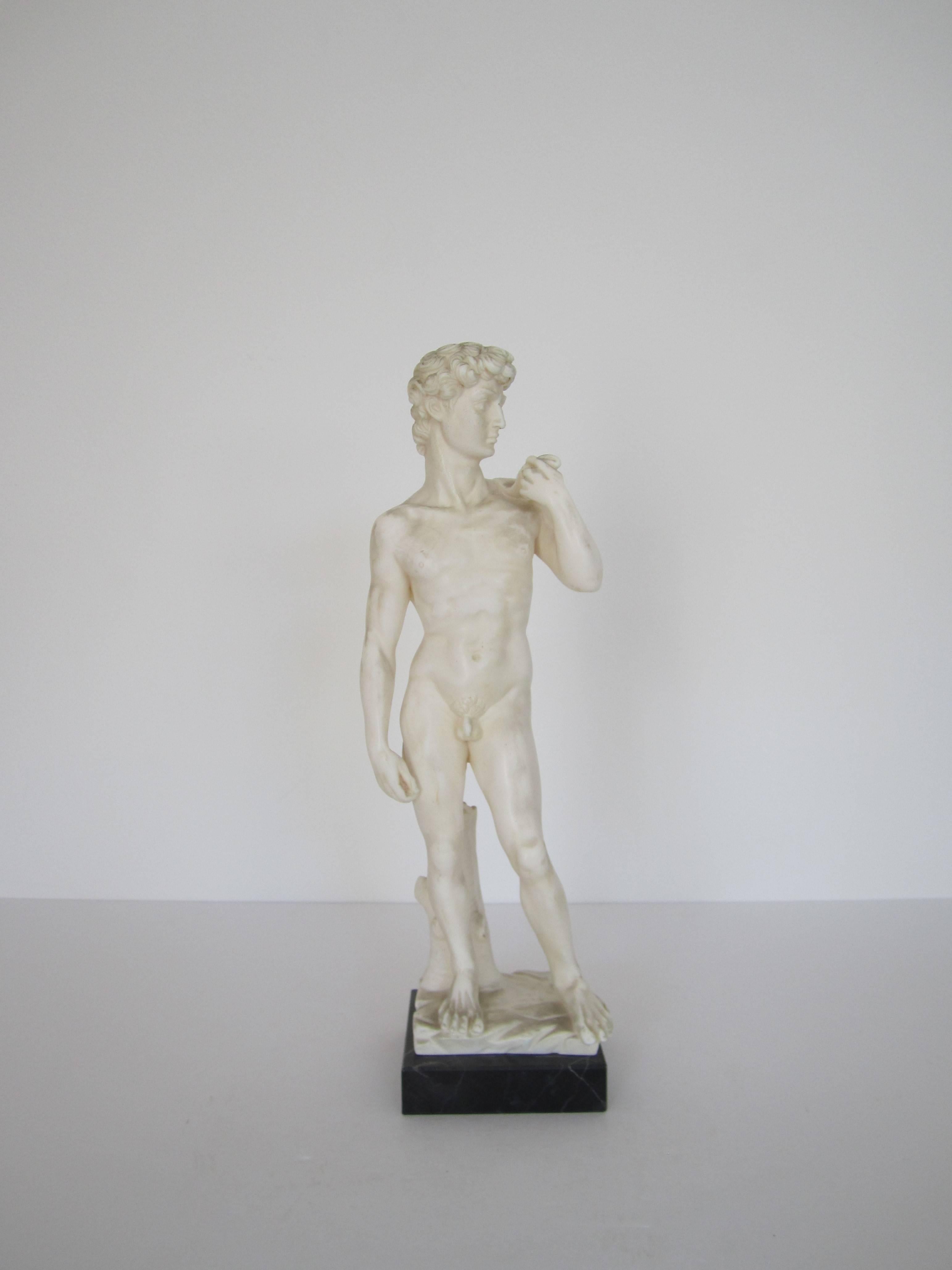 Klassische italienische römische Skulptur des 'David' auf schwarzem Marmorsockel (Italienisch) im Angebot