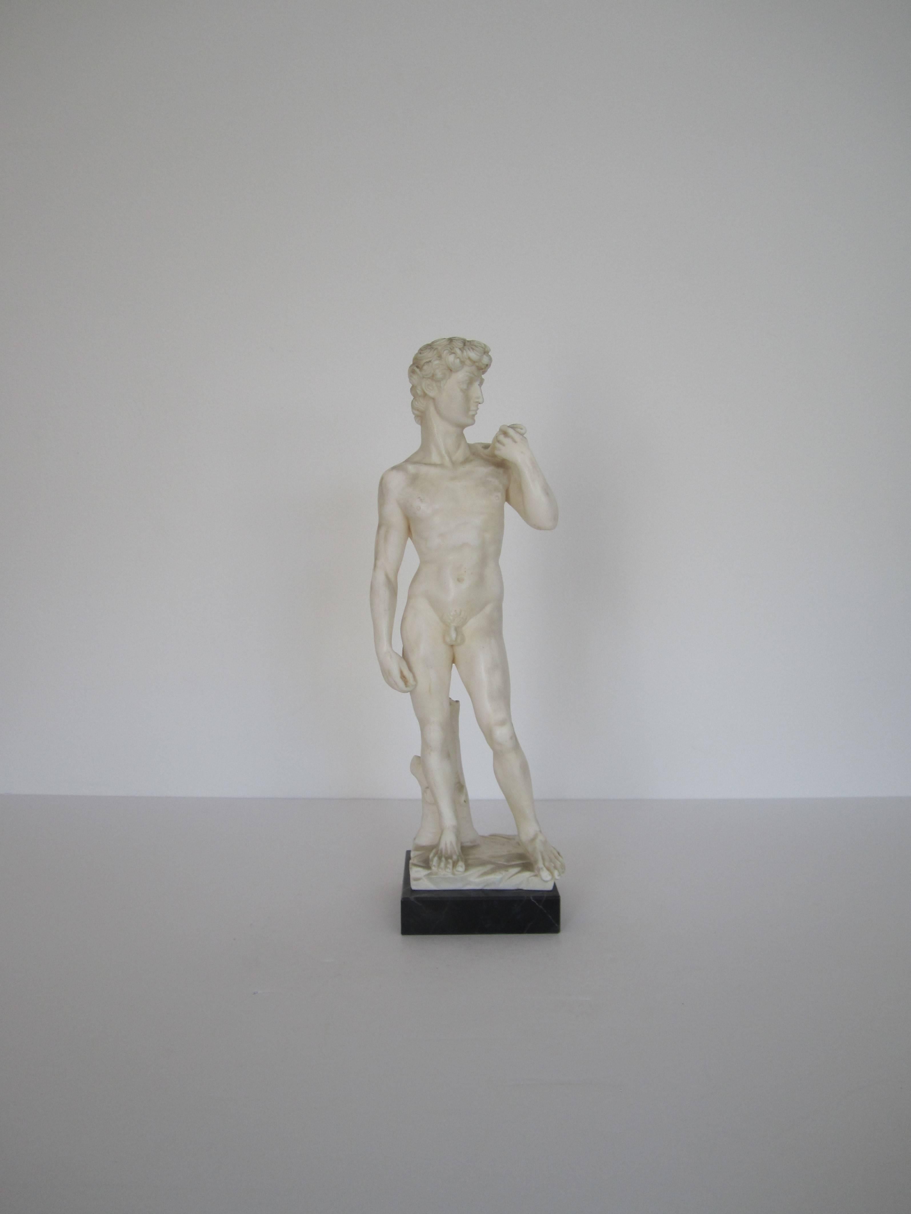 Klassische italienische römische Skulptur des 'David' auf schwarzem Marmorsockel (Geschnitzt) im Angebot
