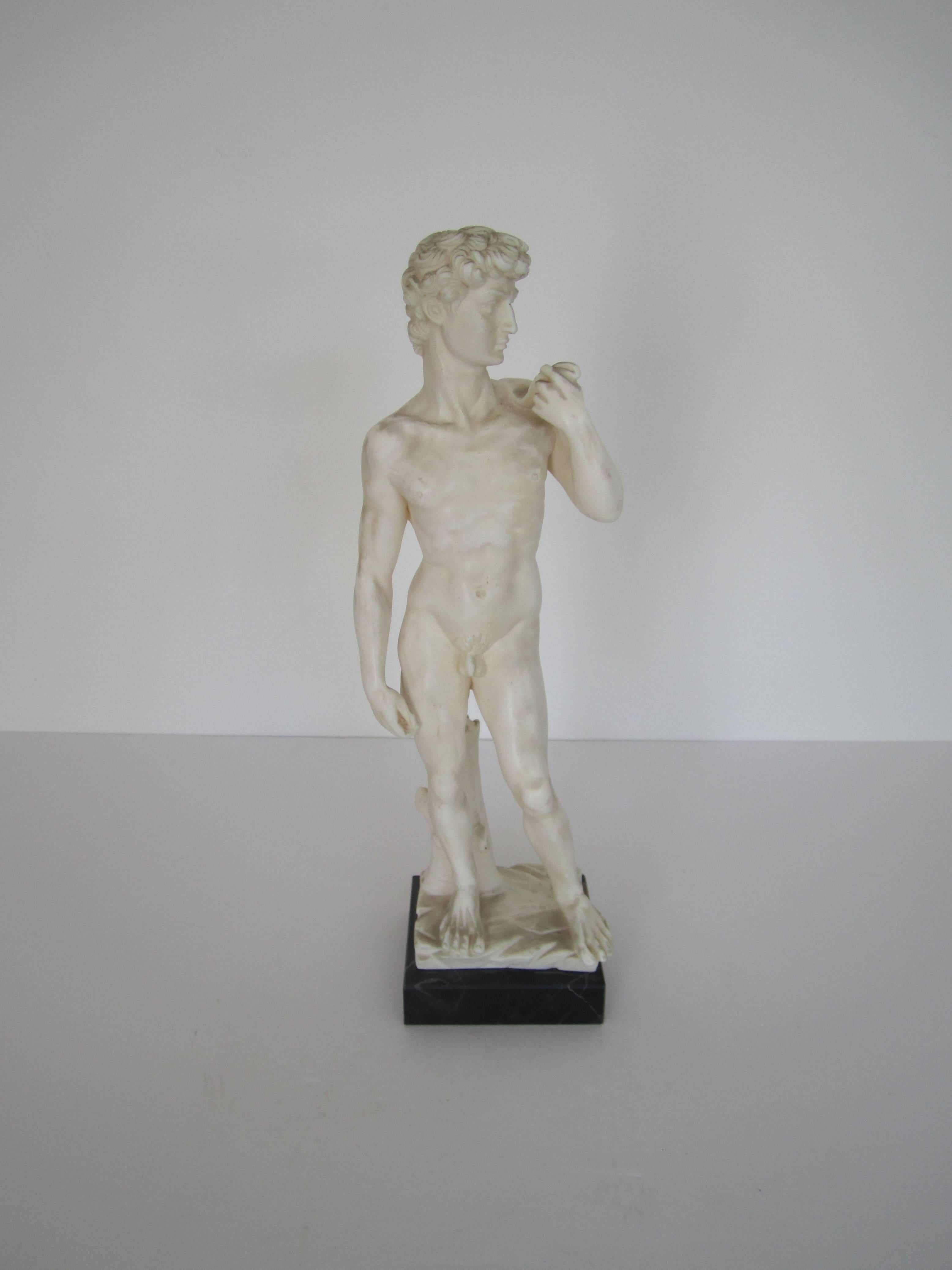 Klassische italienische römische Skulptur des 'David' auf schwarzem Marmorsockel im Angebot 1