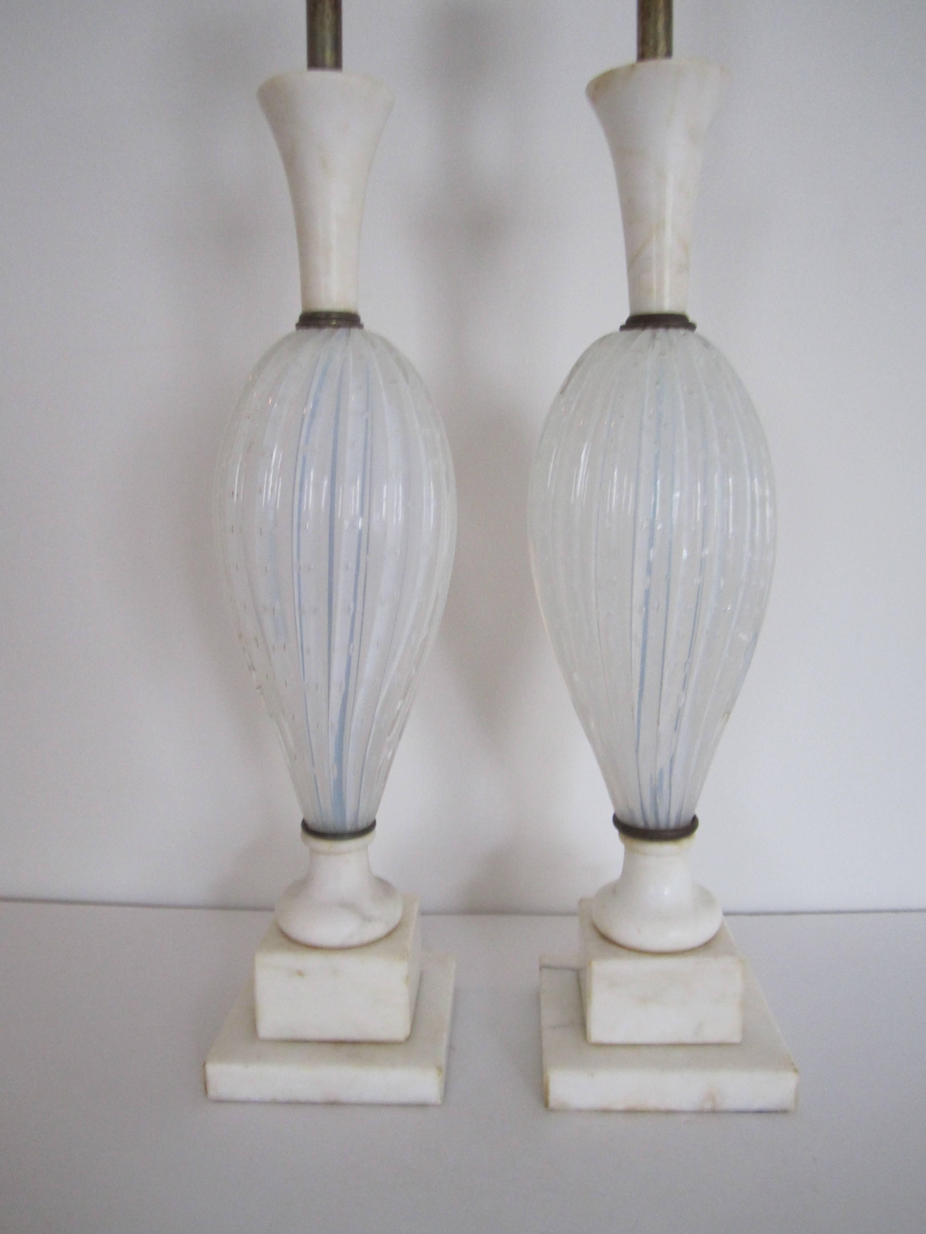 Italienische italienische Seguso-Tischlampen aus weißem Muranoglas und Marmor, Paar (Glaskunst)