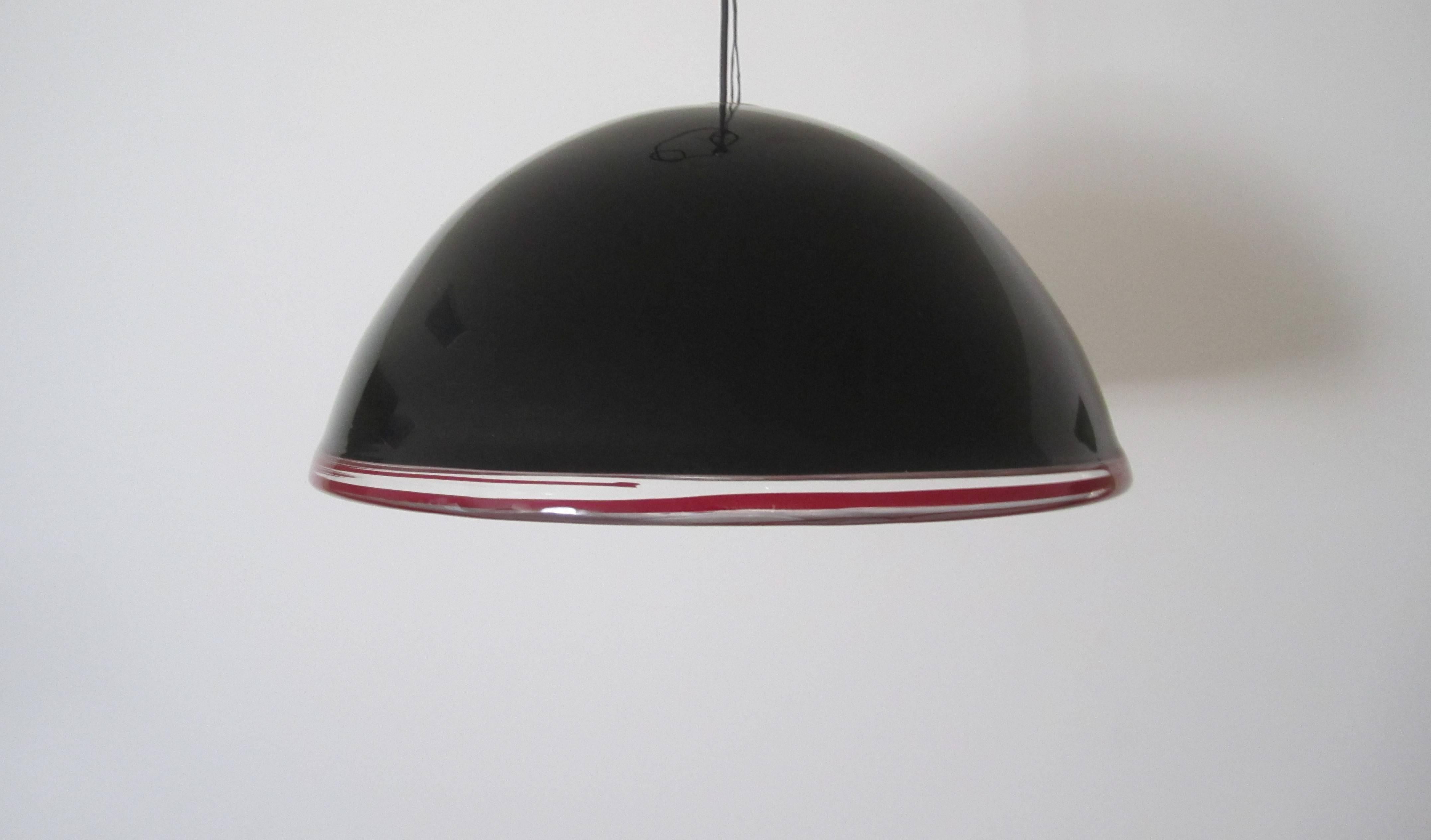Postmoderne Luminaire suspendu à dôme en verre d'art noir de Murano, grand modèle en vente