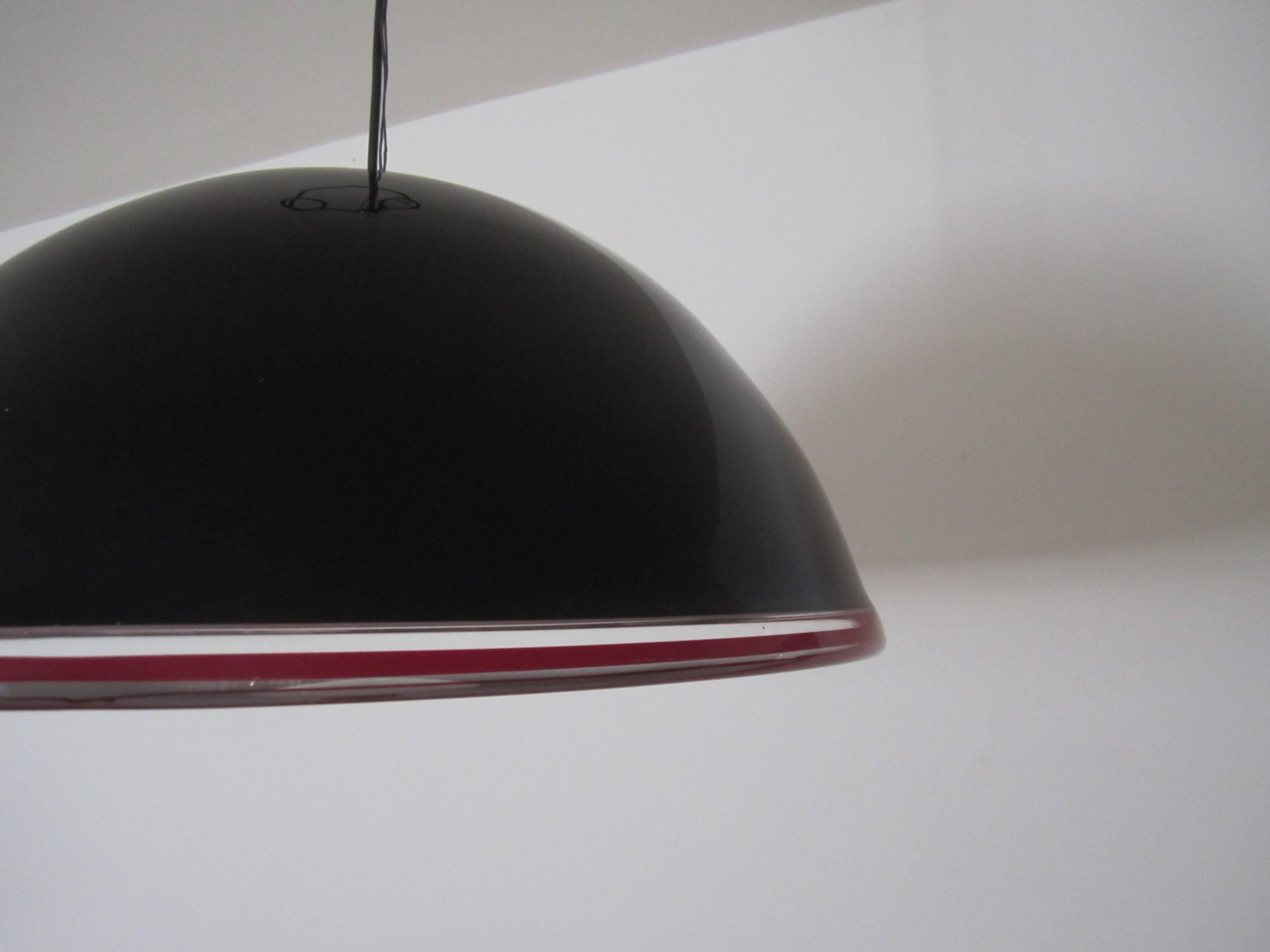 Laiton Luminaire suspendu à dôme en verre d'art noir de Murano, grand modèle en vente