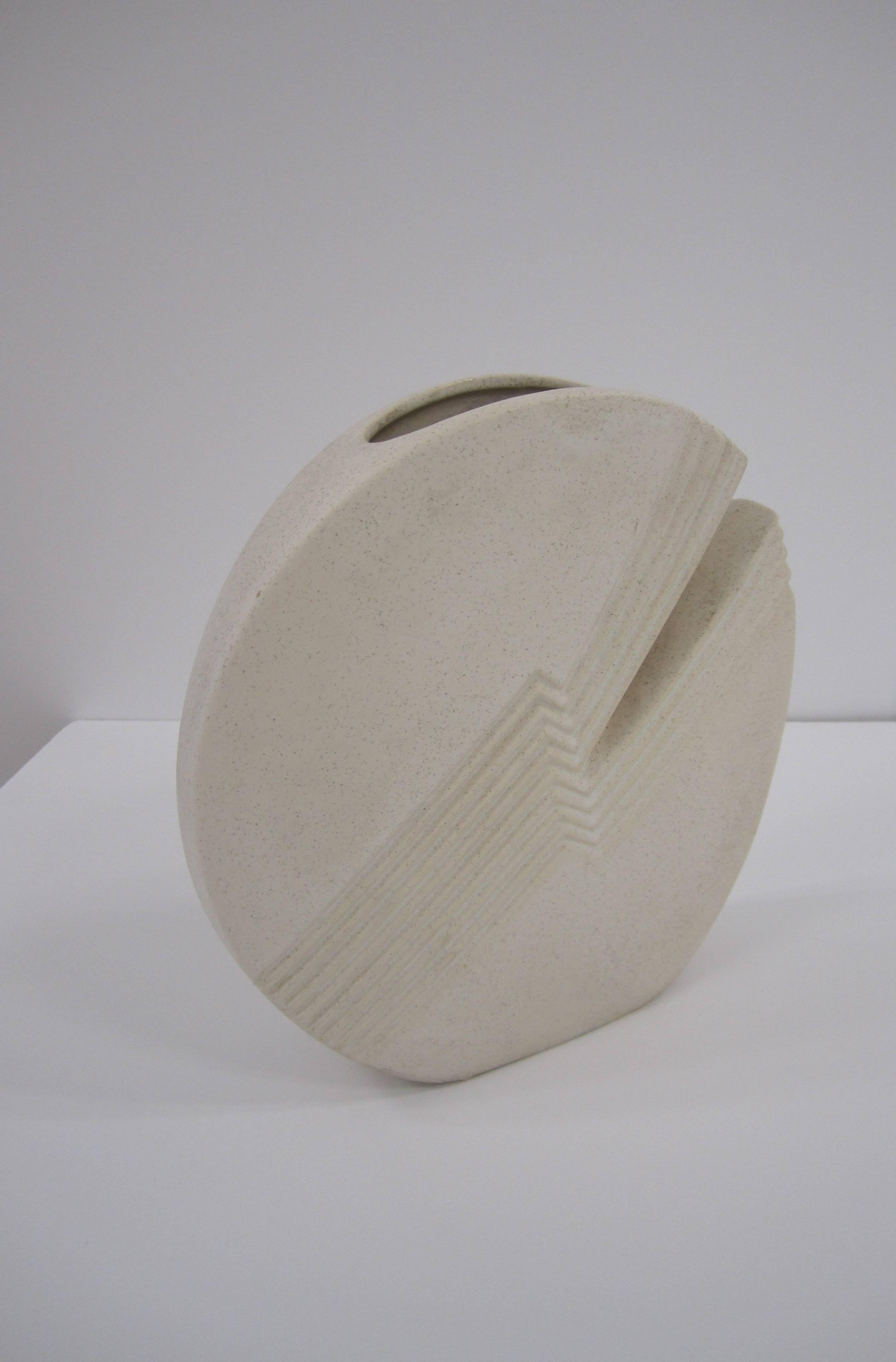 Postmodern Italian Sculpture Vase (Unglasiert)