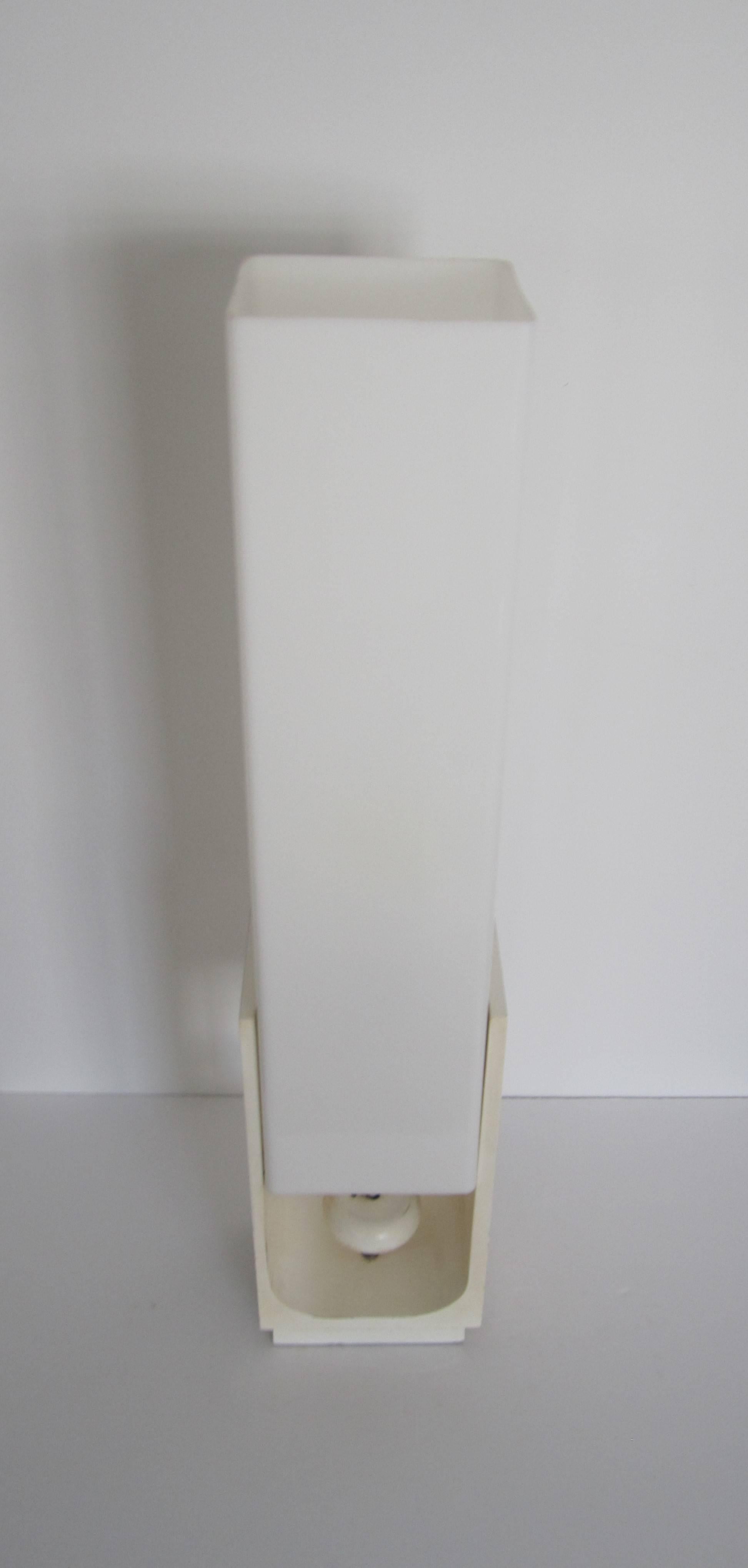 Moderne Tisch- oder Stehlampe aus weißem Acryl, ca. 1960er Jahre im Zustand „Gut“ im Angebot in New York, NY
