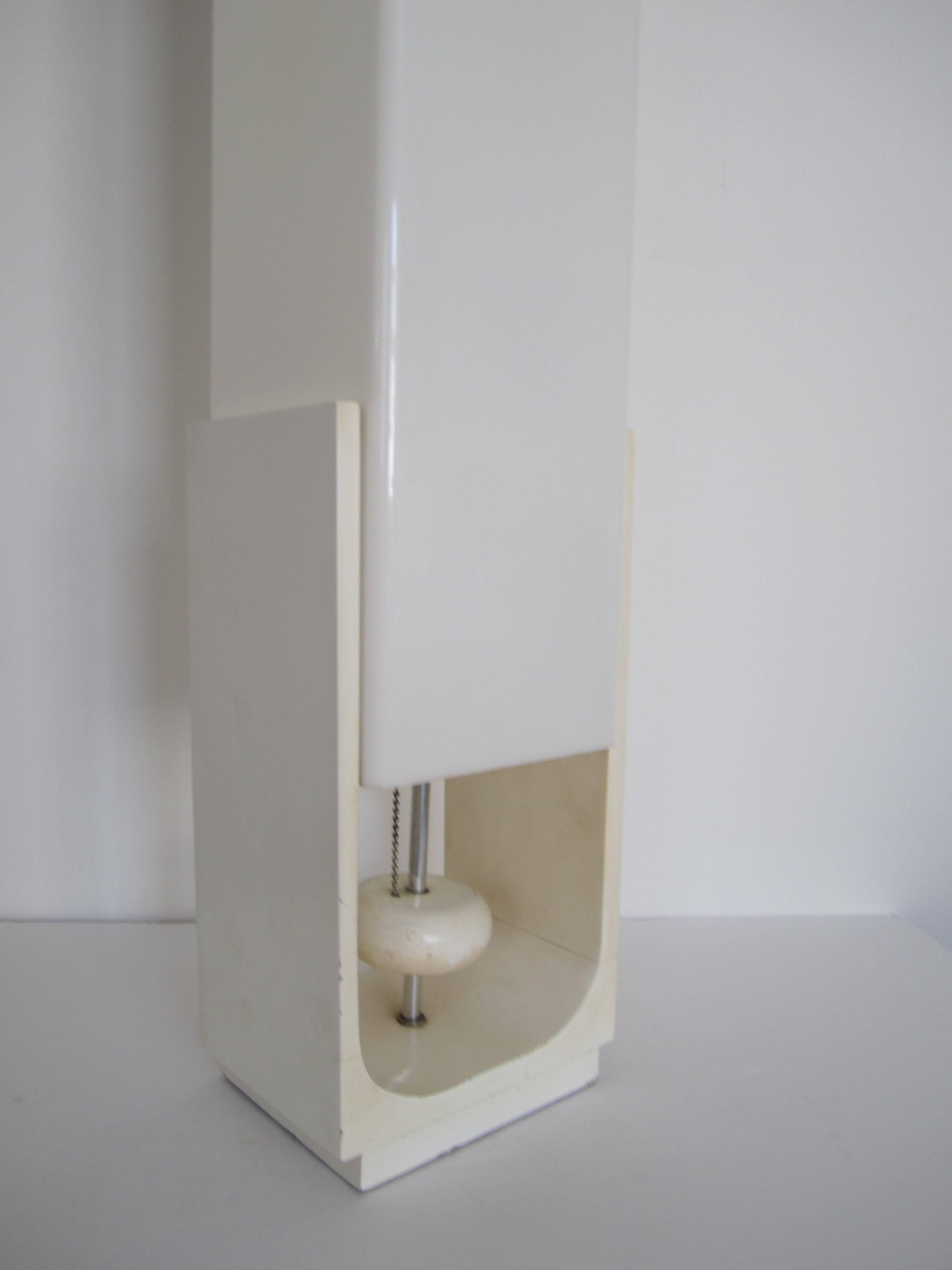 Moderne Tisch- oder Stehlampe aus weißem Acryl, ca. 1960er Jahre im Angebot 3