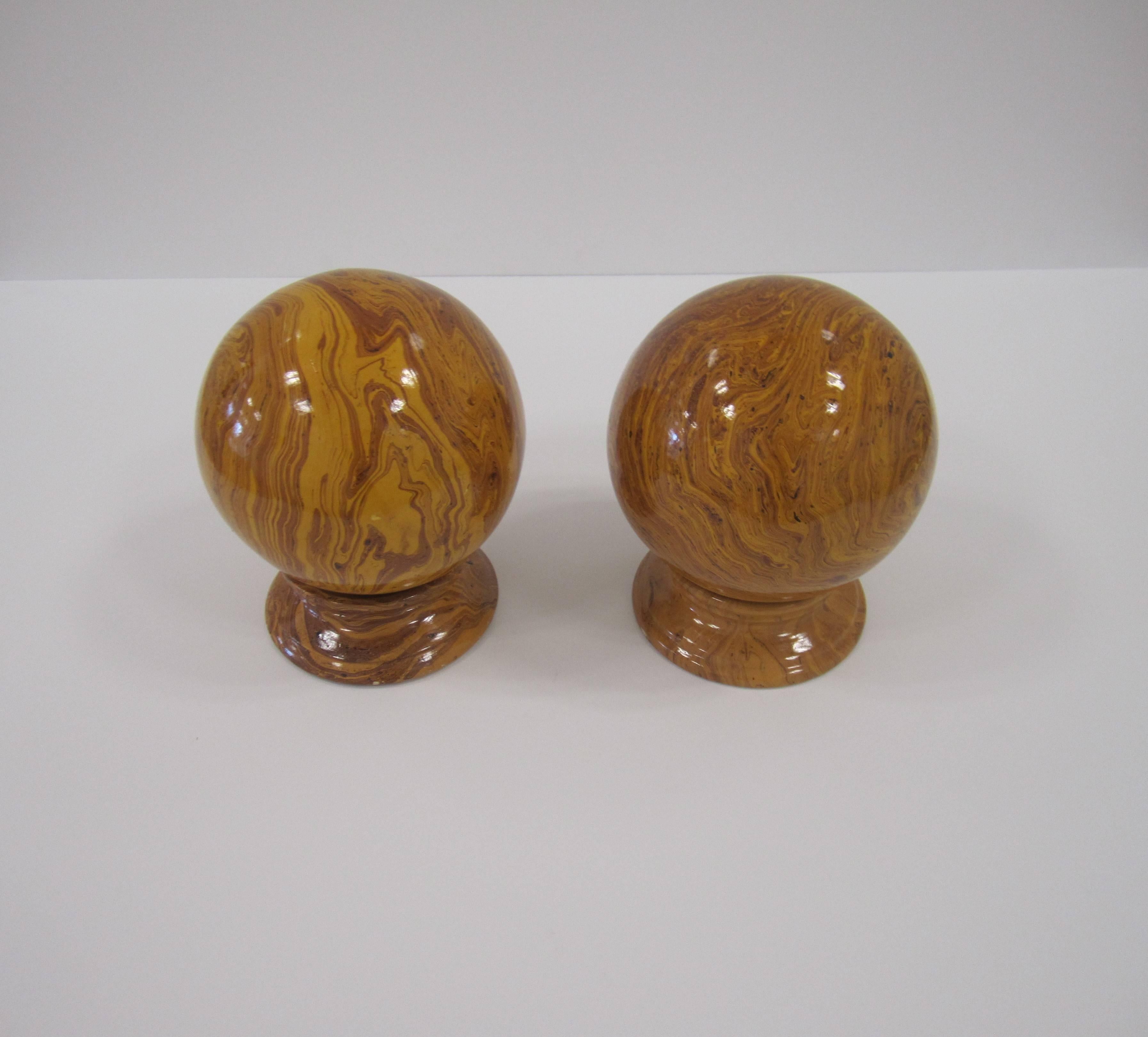 Italian Yellow Pottery Marbleized Ball Spheres Garnitures on Pedestals, Pair In Good Condition For Sale In New York, NY