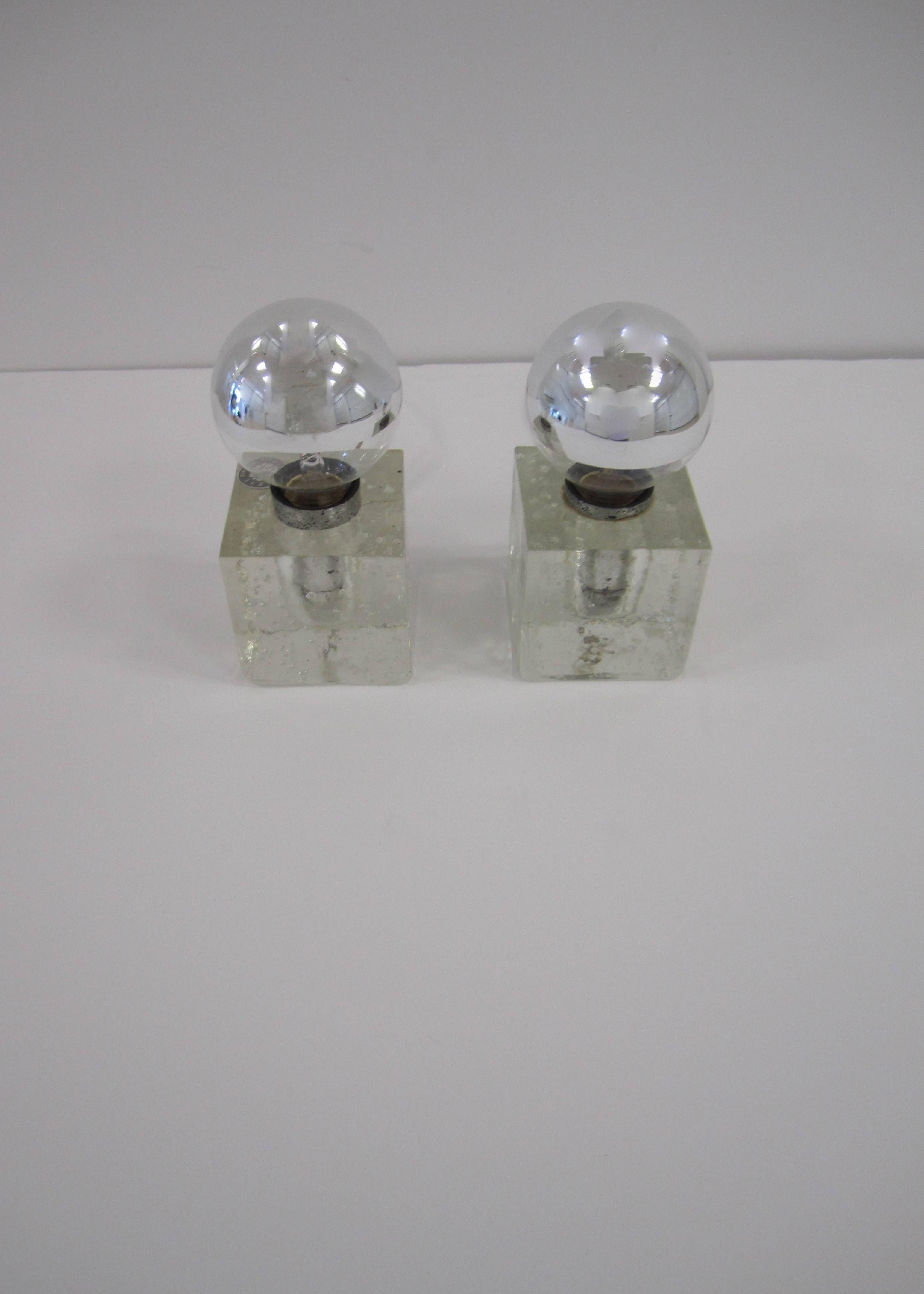 Moderne Paire de lampes de table italiennes en verre d'art transparent en forme de glaçon par Poliarte, vers 1970 en vente