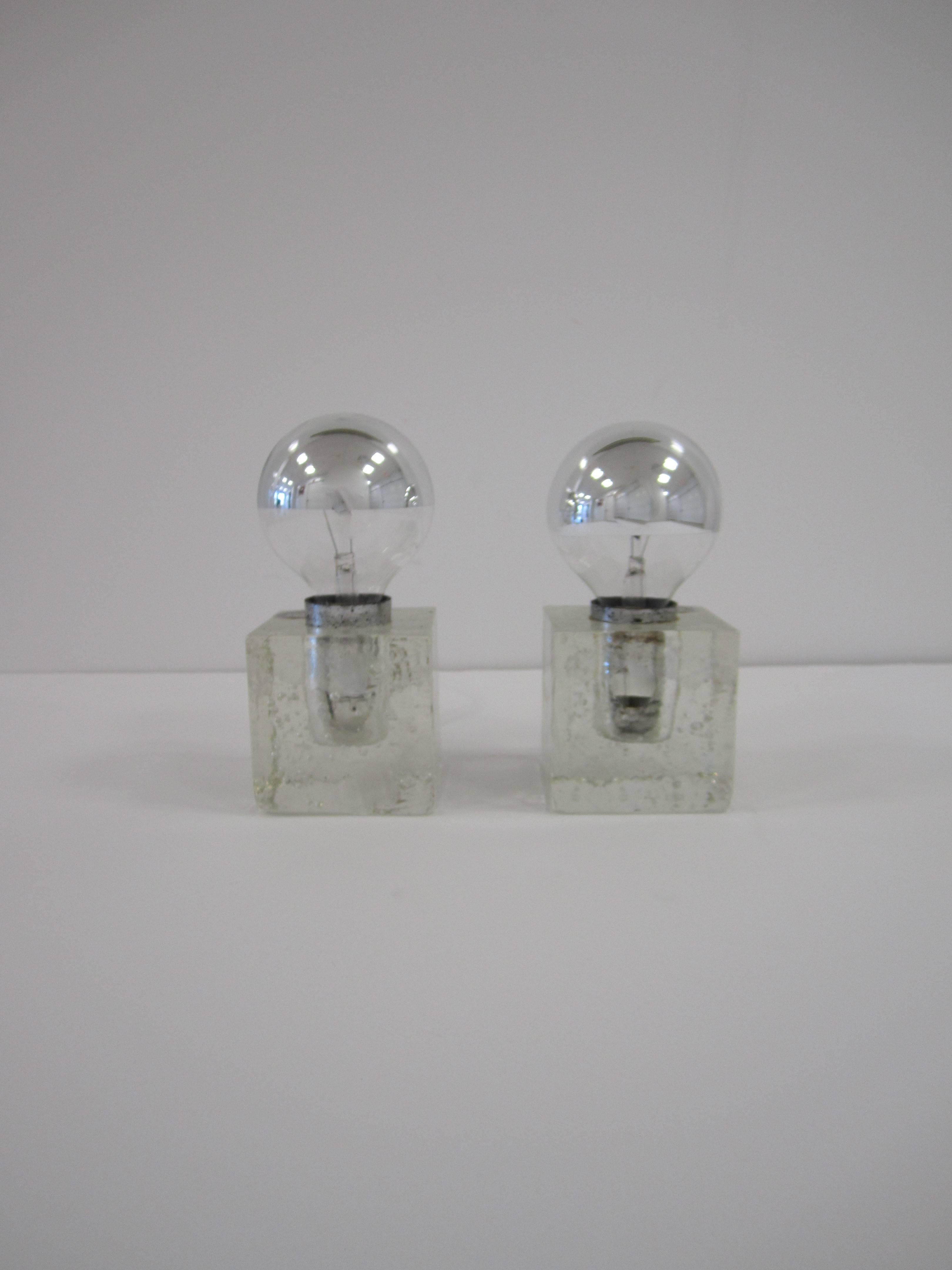 Italian Ice Cube Clear Art Glass Table Lamps by Poliarte Pair, circa 1970s In Good Condition For Sale In New York, NY