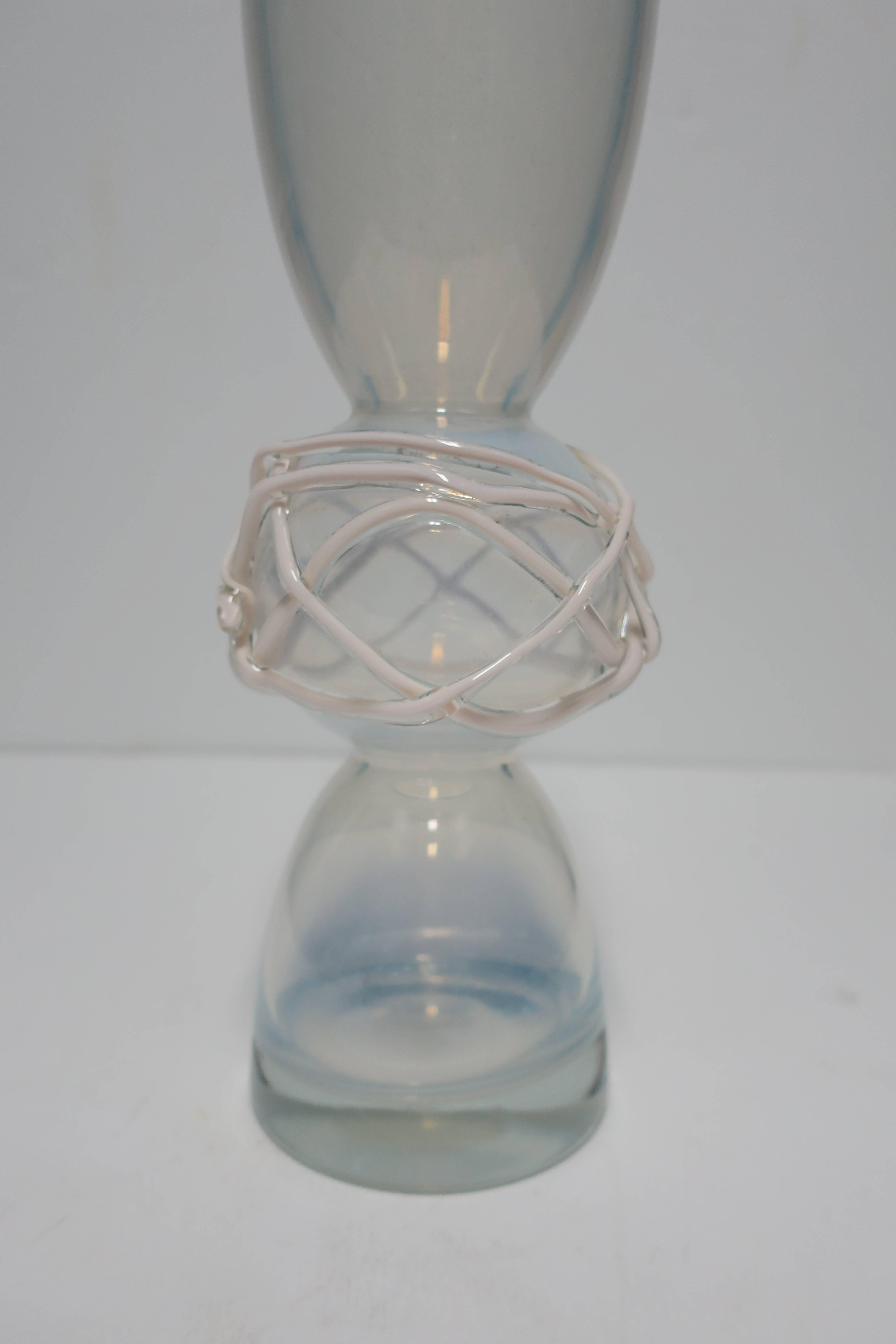 Vase aus weißem Opalglas mit abstraktem Design und abstraktem Design, Postmoderne  im Angebot 5